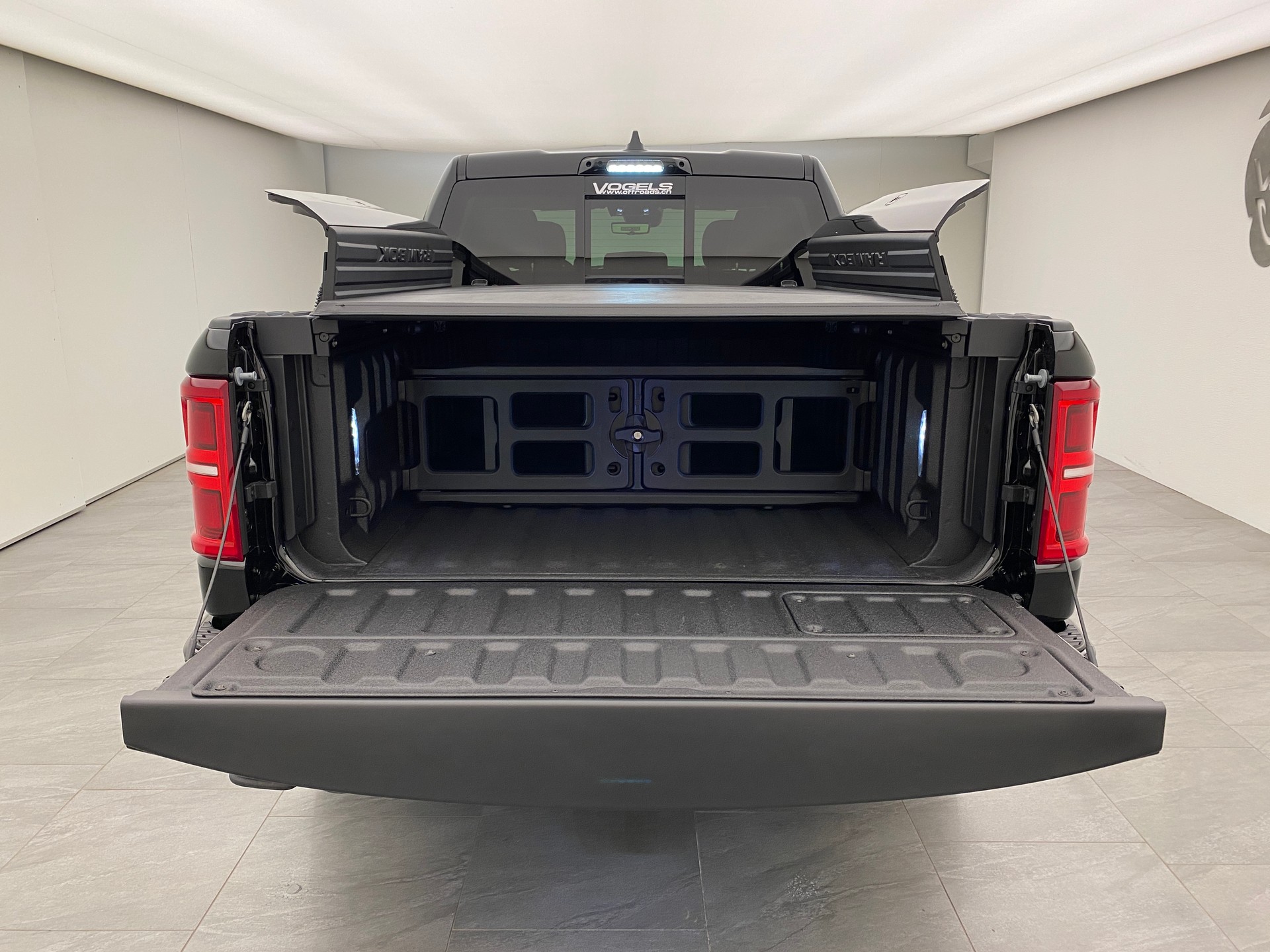 DODGE Ram 1500 5.7 Limited Night eTorque MY 2026-image-14