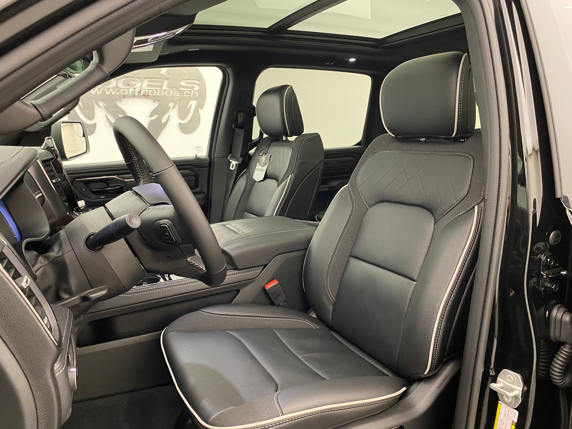 DODGE Ram 1500 5.7 Limited Night eTorque MY 2026-image-8