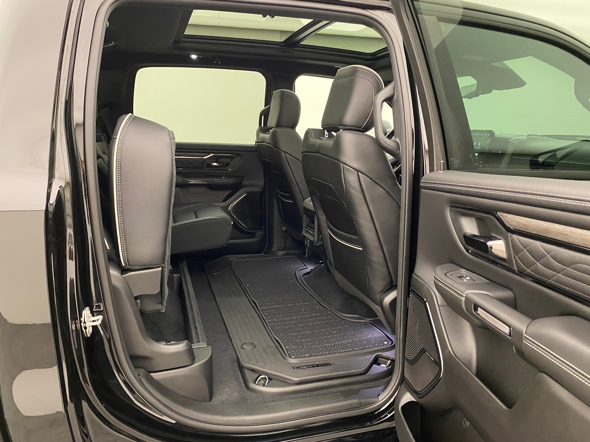 DODGE Ram 1500 5.7 Limited Night eTorque MY 2026-image-13