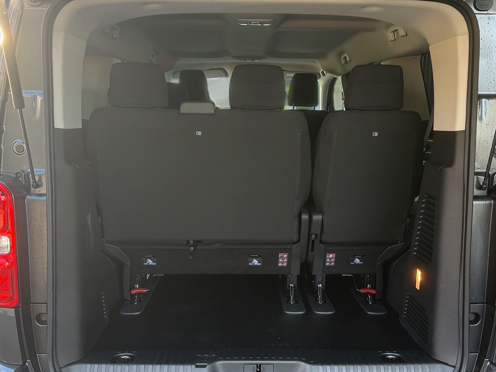 PEUGEOT Traveller Standard 2.2 BlueHDi 180 Family Edition S/S-image-19