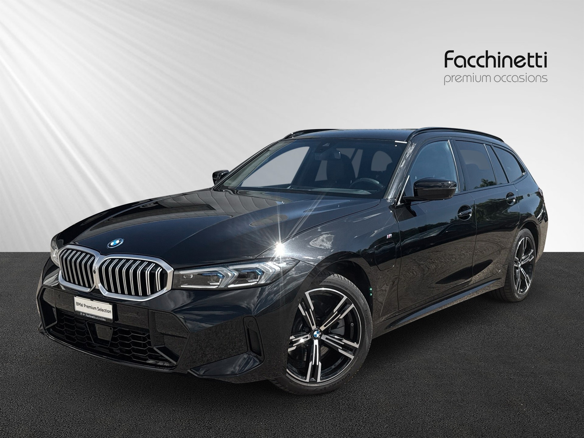 BMW 330e x DriveTouring Steptronic M Sport-image-0