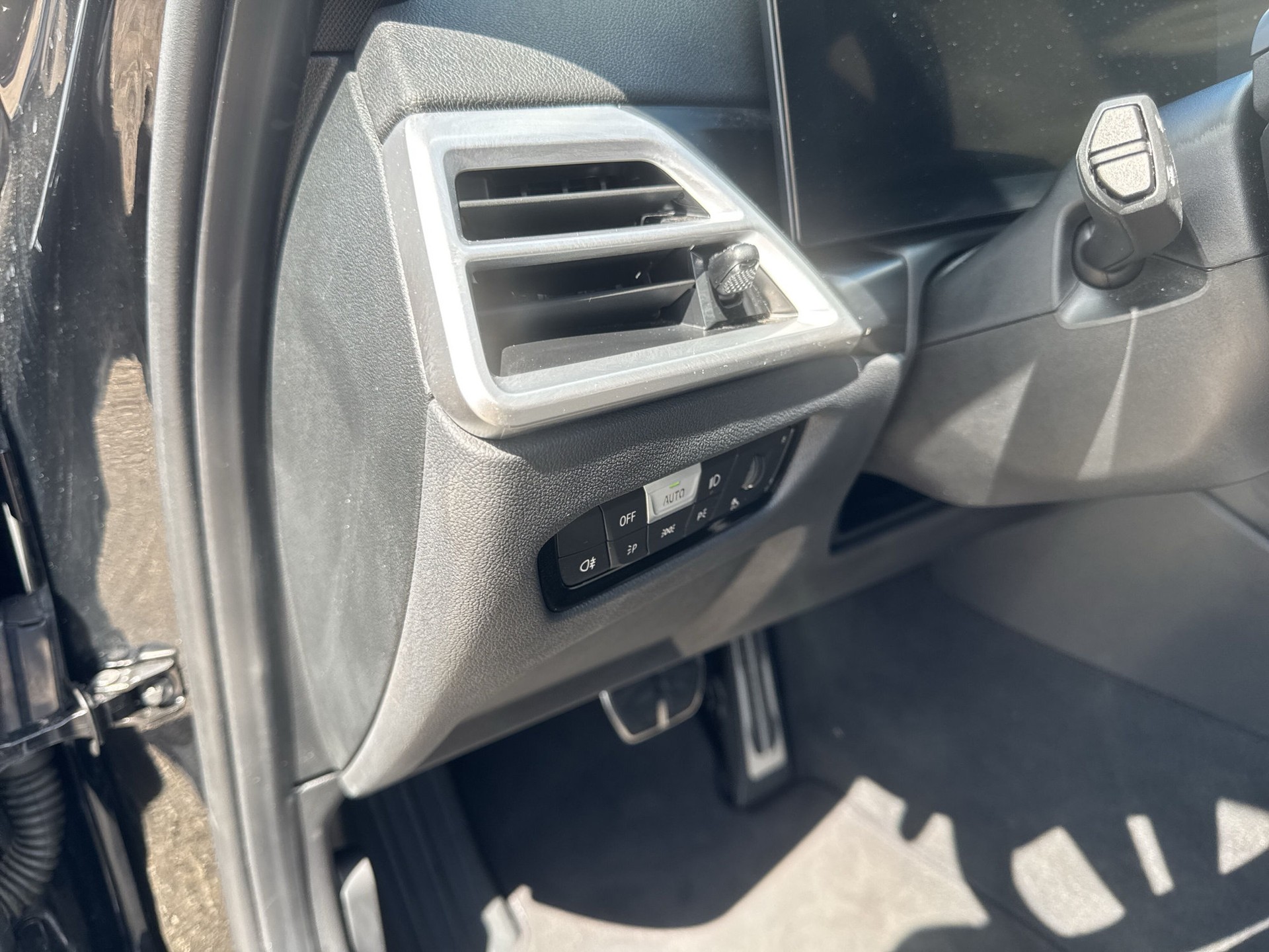 BMW 330e x DriveTouring Steptronic M Sport-image-19