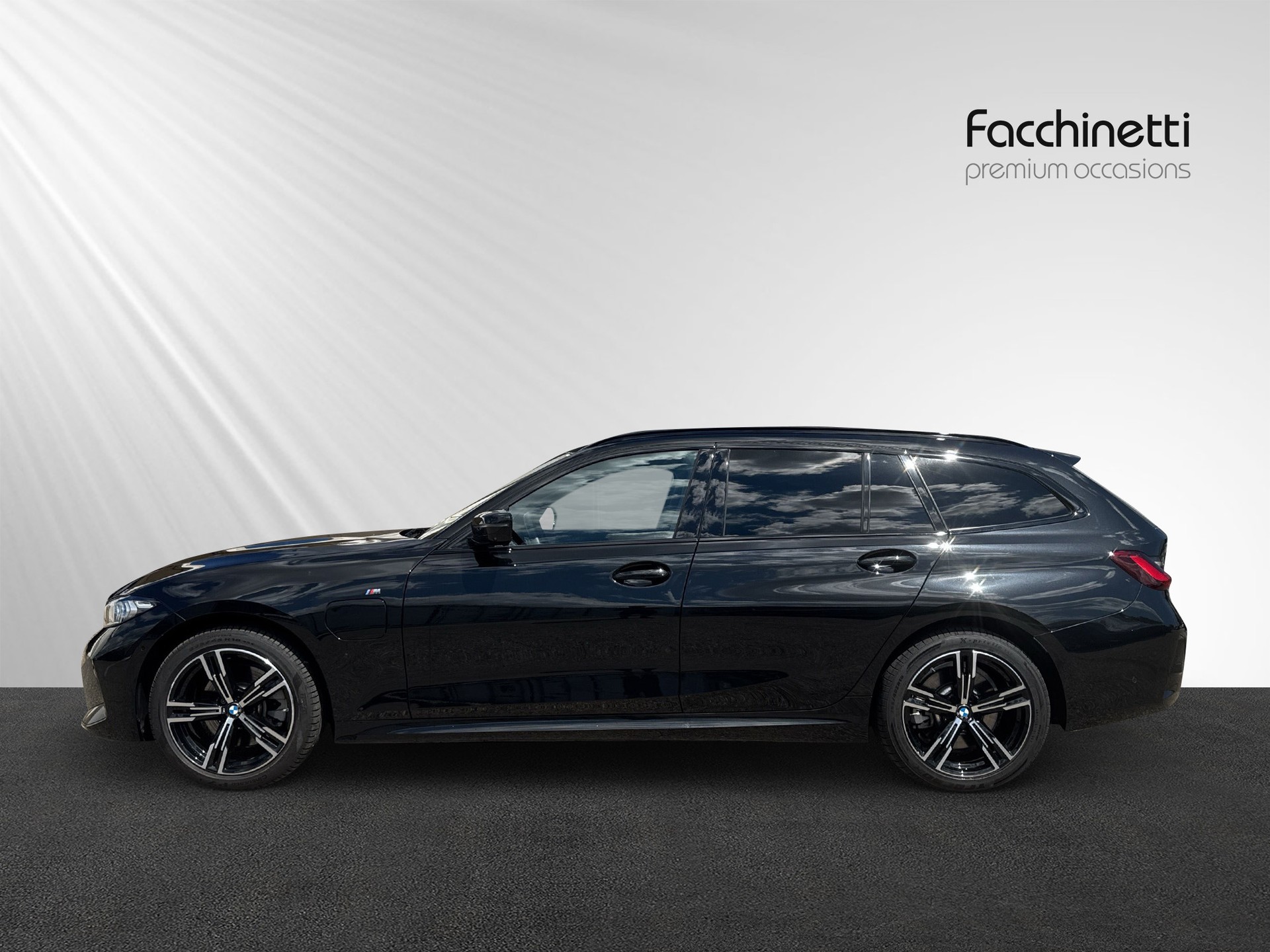 BMW 330e x DriveTouring Steptronic M Sport-image-1