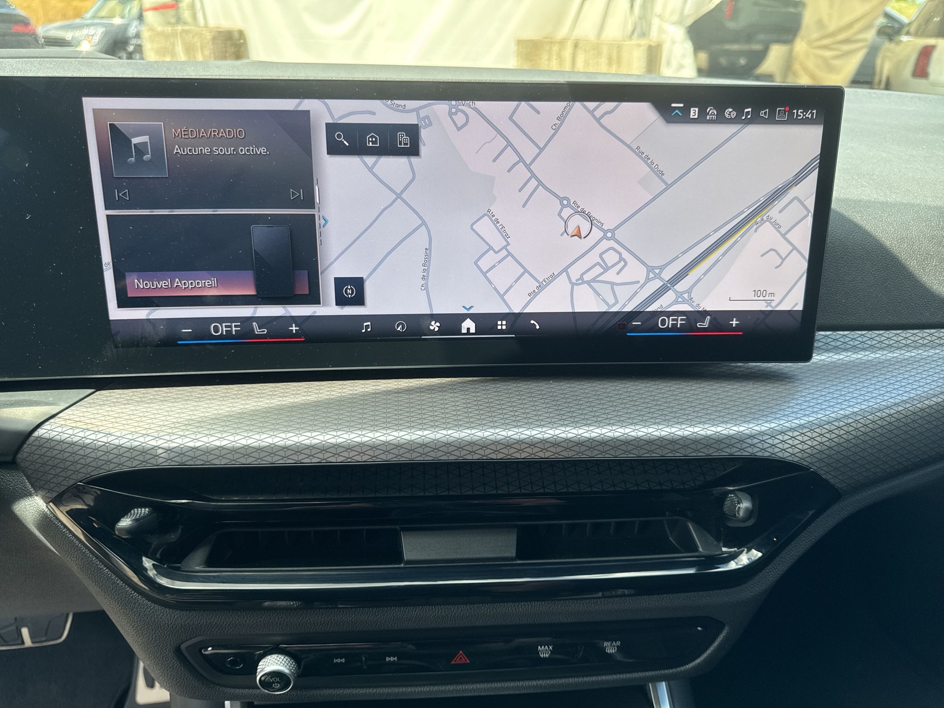 BMW 330e x DriveTouring Steptronic M Sport-image-10