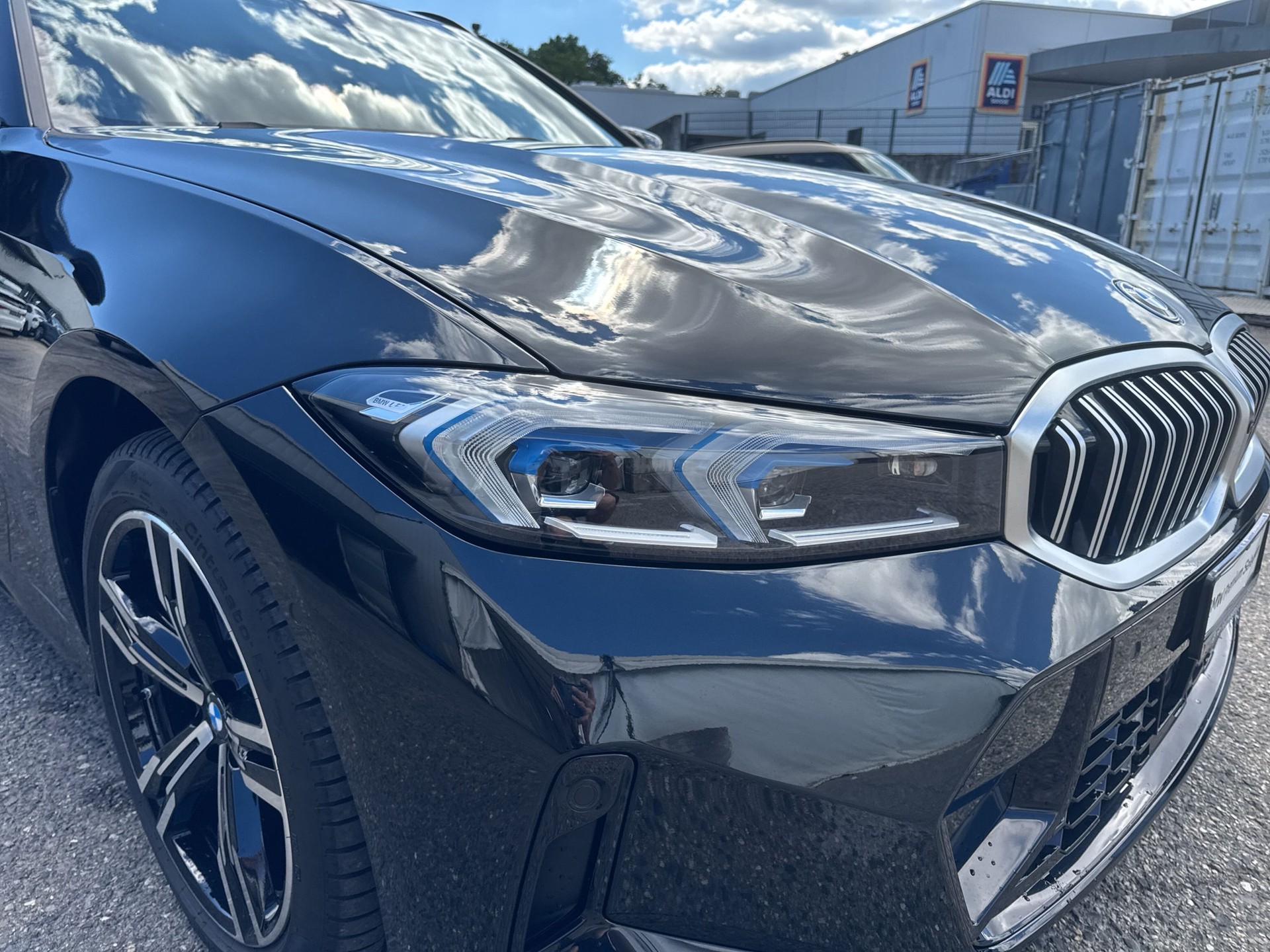 BMW 330e x DriveTouring Steptronic M Sport-image-17