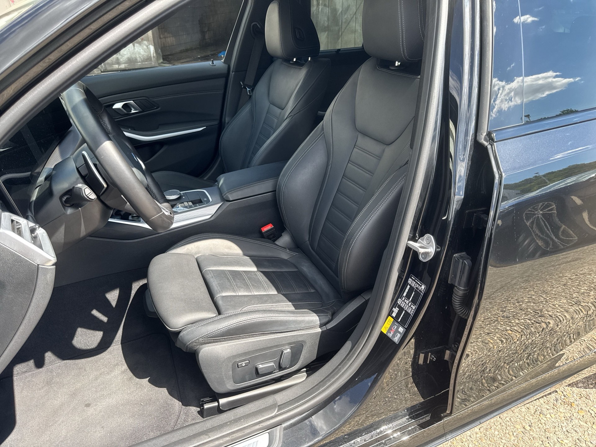 BMW 330e x DriveTouring Steptronic M Sport-image-9