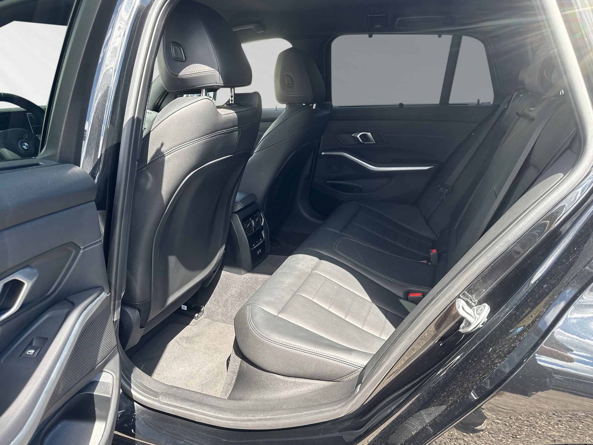 BMW 330e x DriveTouring Steptronic M Sport-image-6