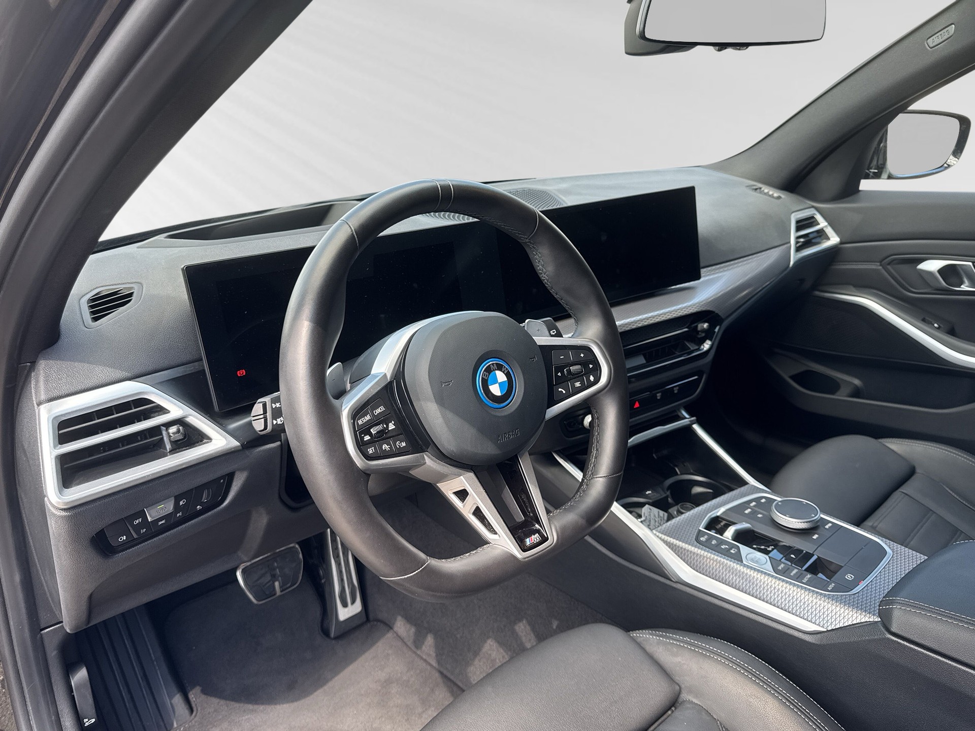 BMW 330e x DriveTouring Steptronic M Sport-image-3