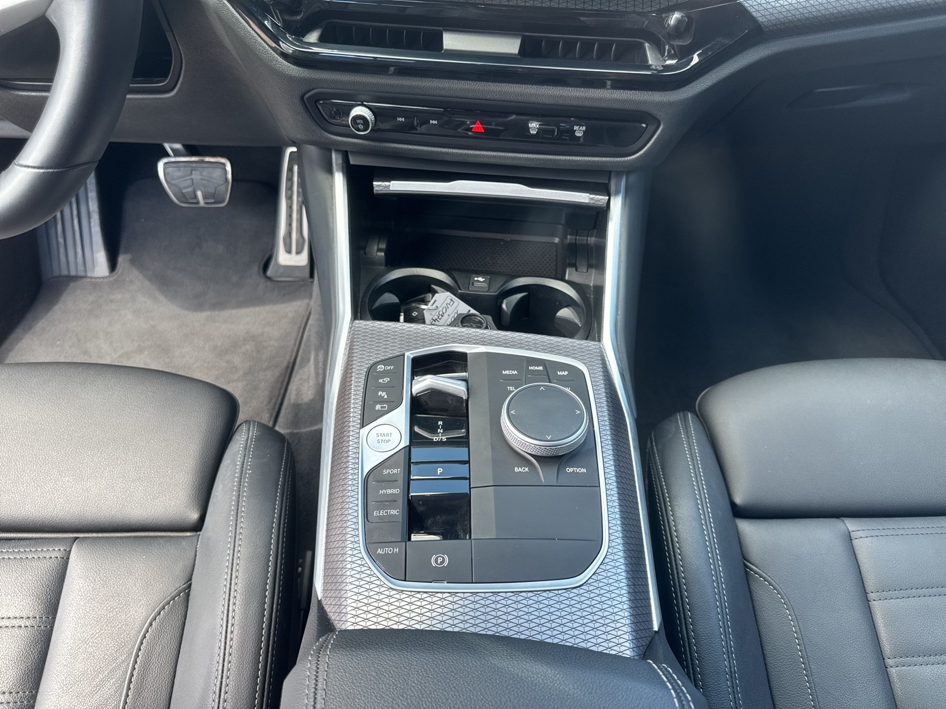 BMW 330e x DriveTouring Steptronic M Sport-image-12