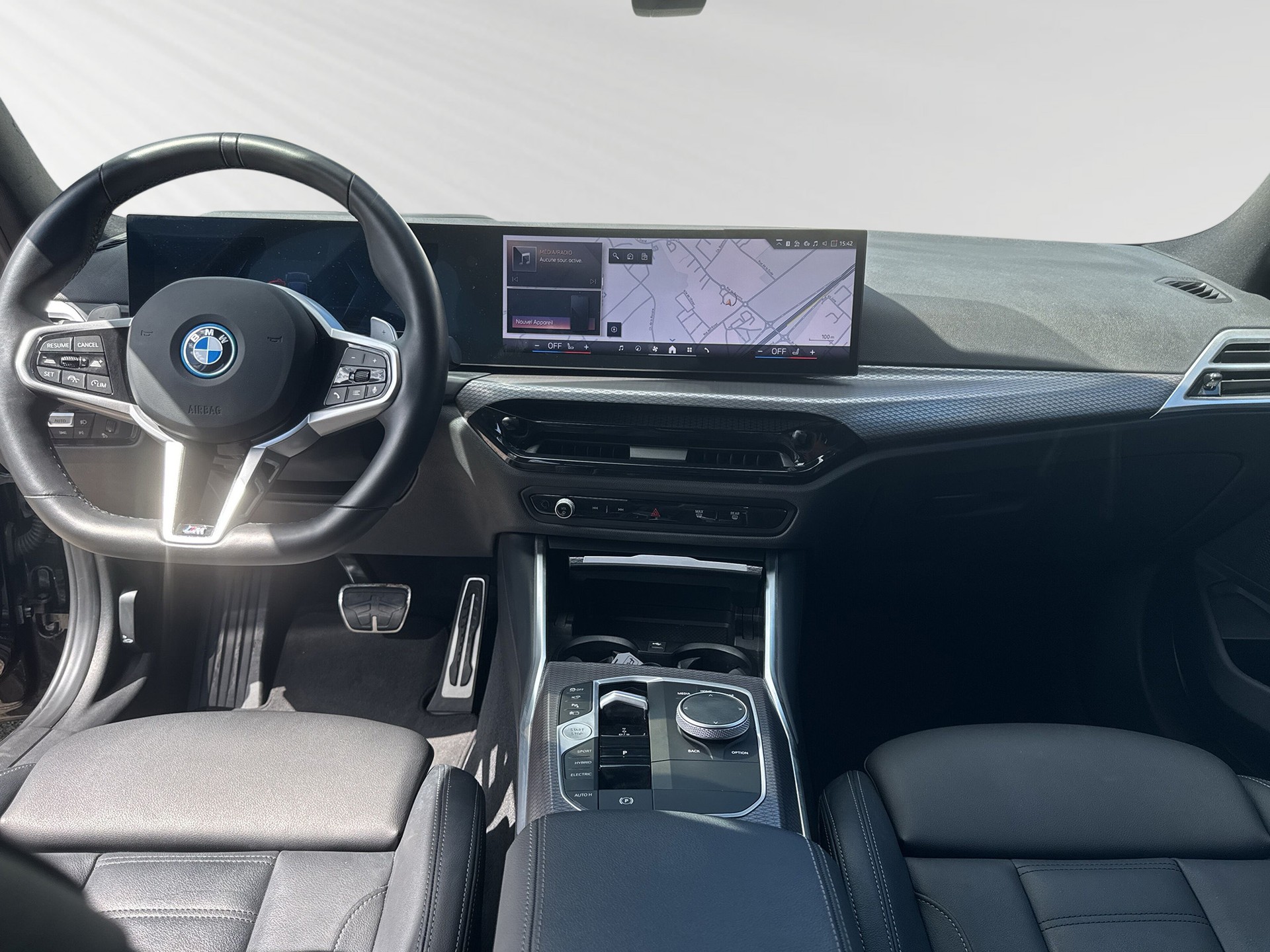 BMW 330e x DriveTouring Steptronic M Sport-image-5
