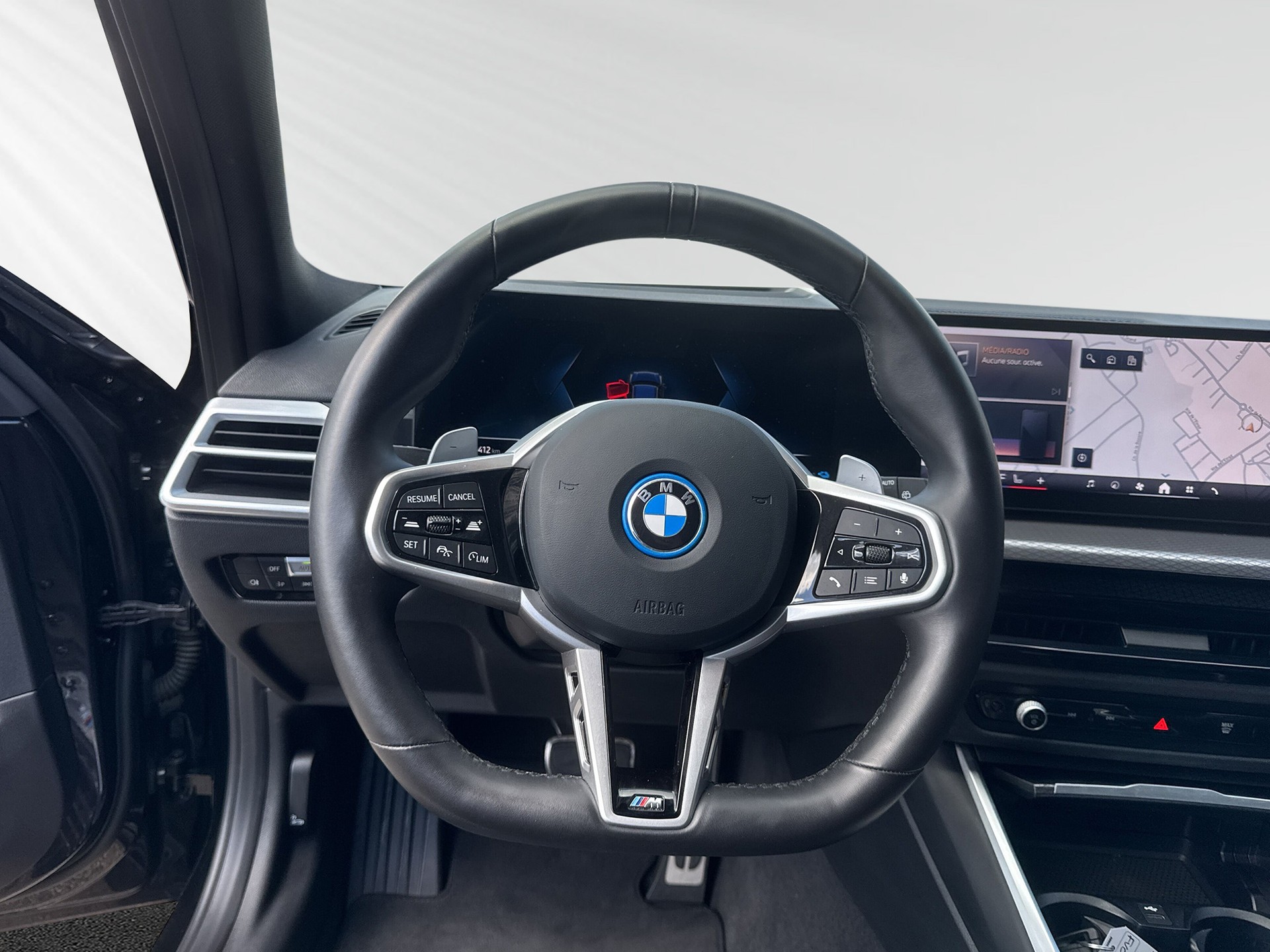 BMW 330e x DriveTouring Steptronic M Sport-image-4