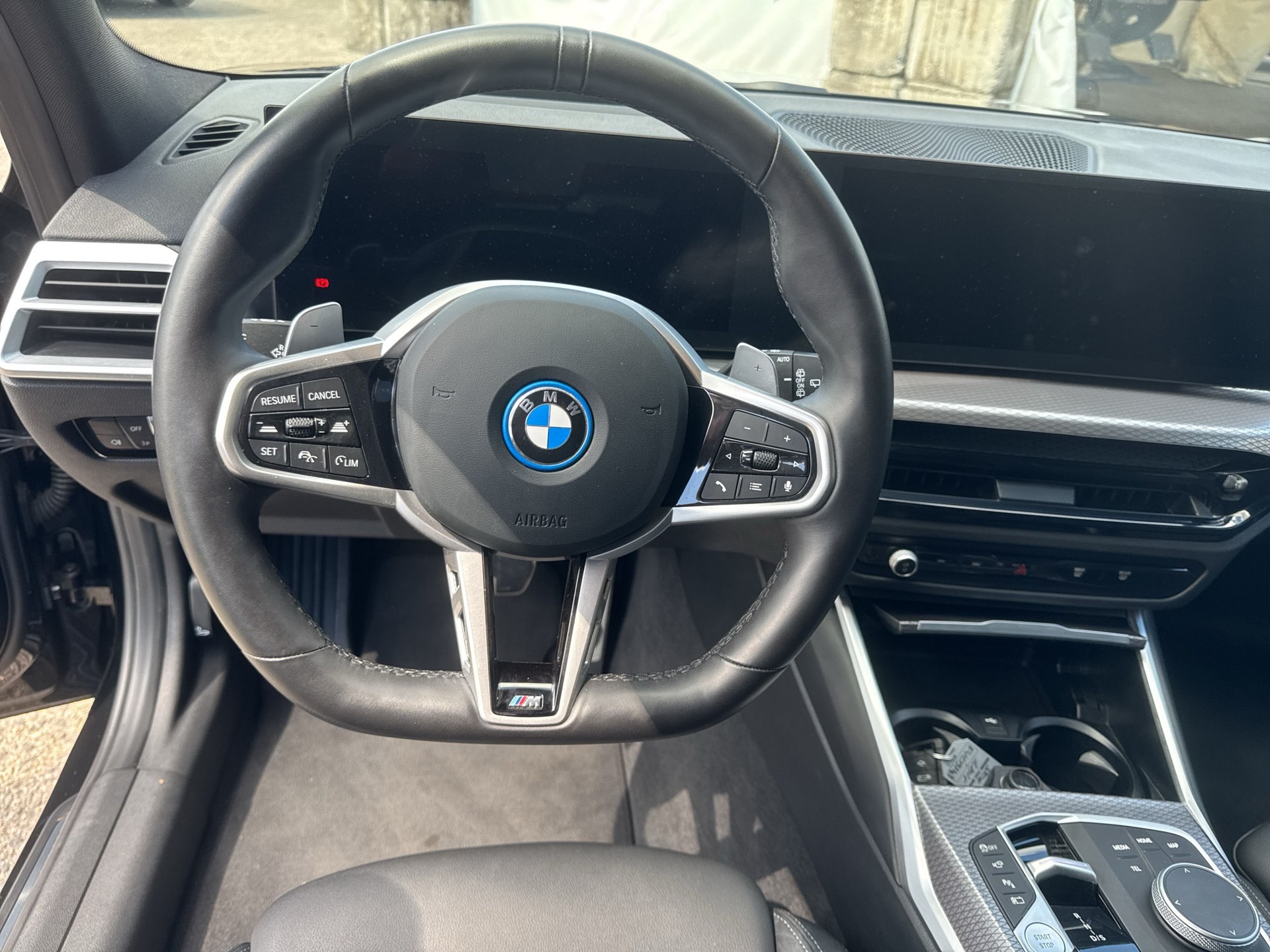 BMW 330e x DriveTouring Steptronic M Sport-image-11