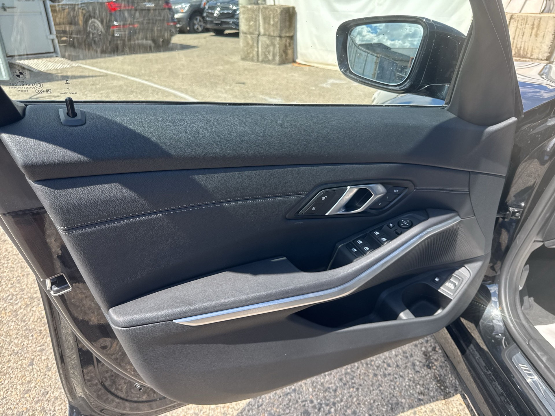 BMW 330e x DriveTouring Steptronic M Sport-image-16
