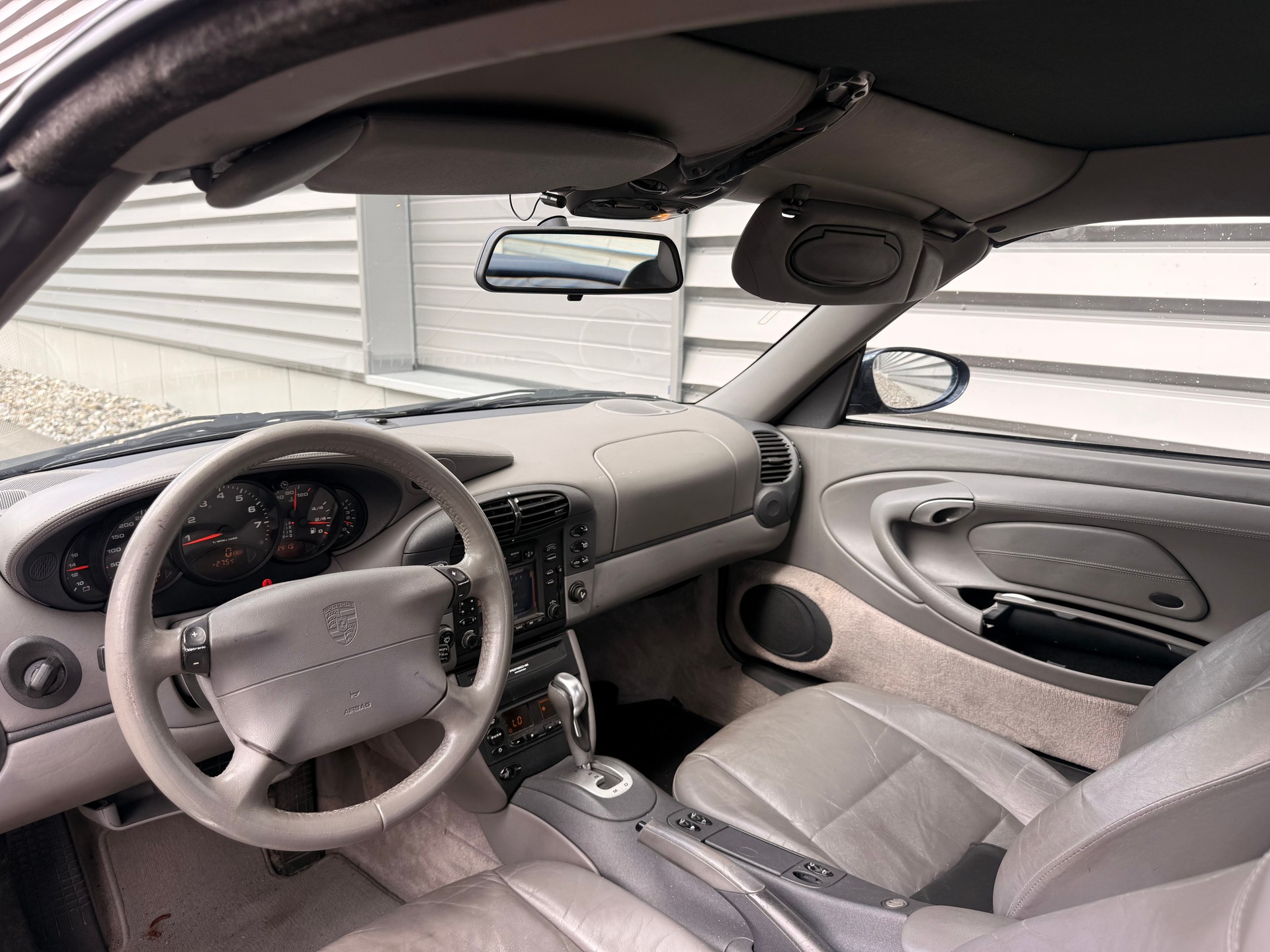 PORSCHE 911 Carrera Cabrio-image-8