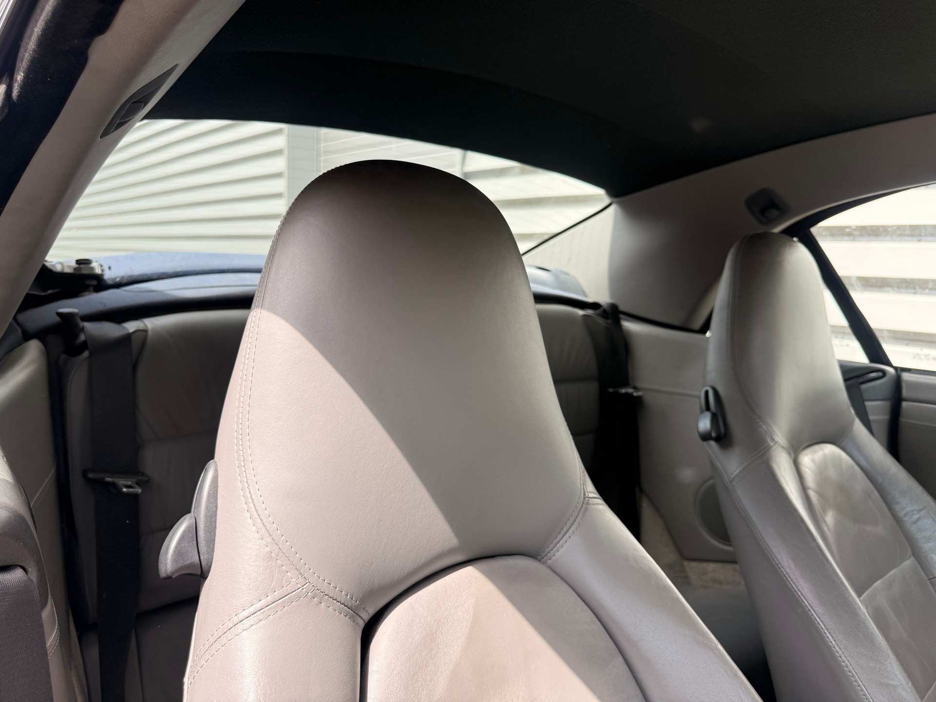 PORSCHE 911 Carrera Cabrio-image-10