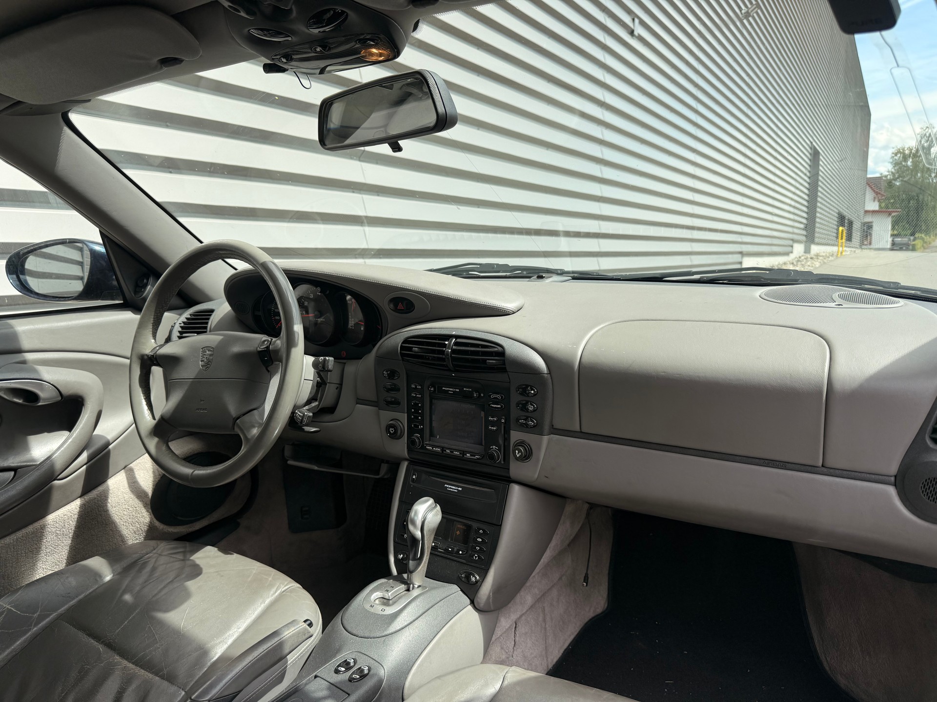 PORSCHE 911 Carrera Cabrio-image-11