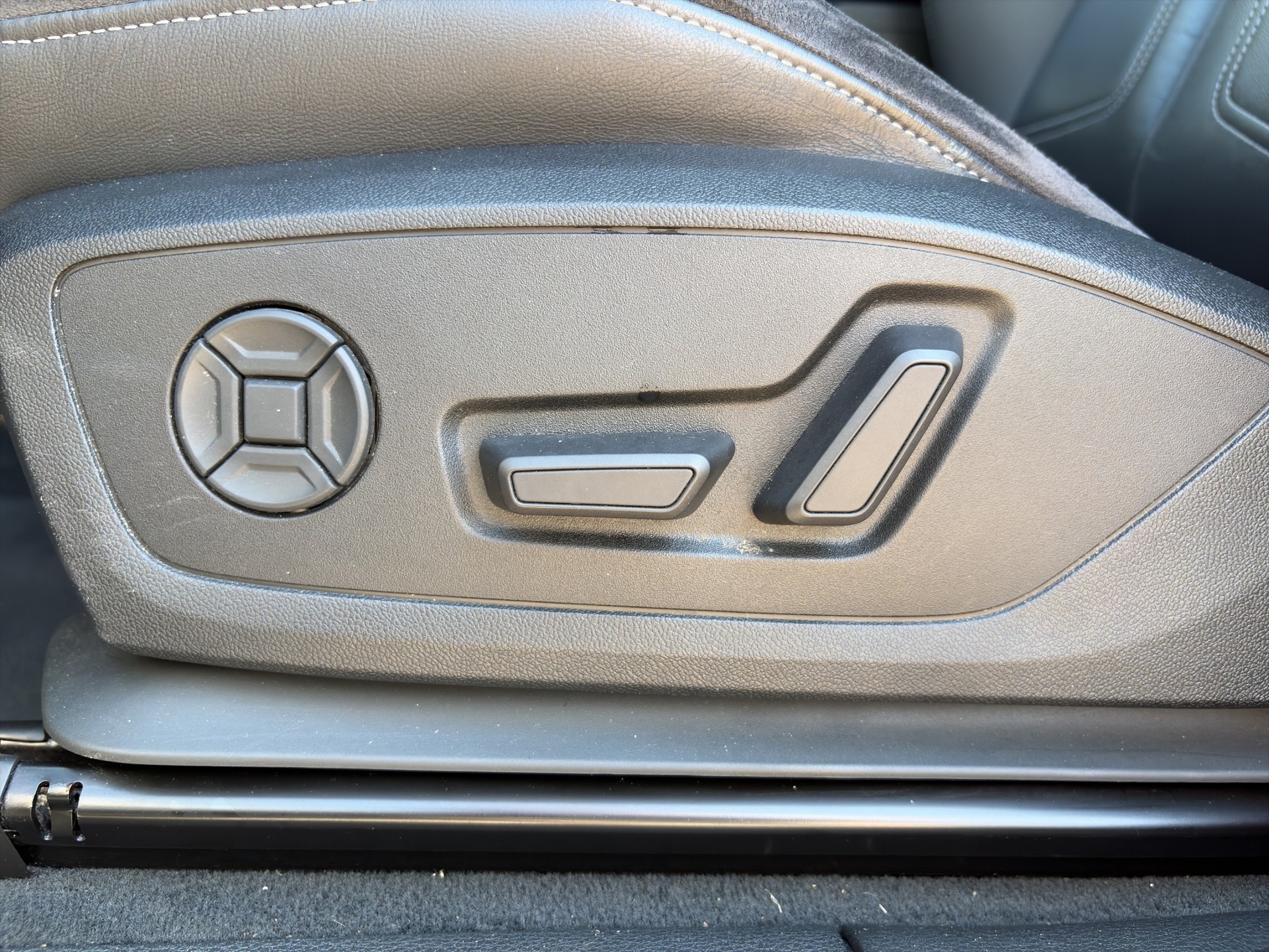 AUDI Q3 45 TFSI S line quattro S-tronic-image-31