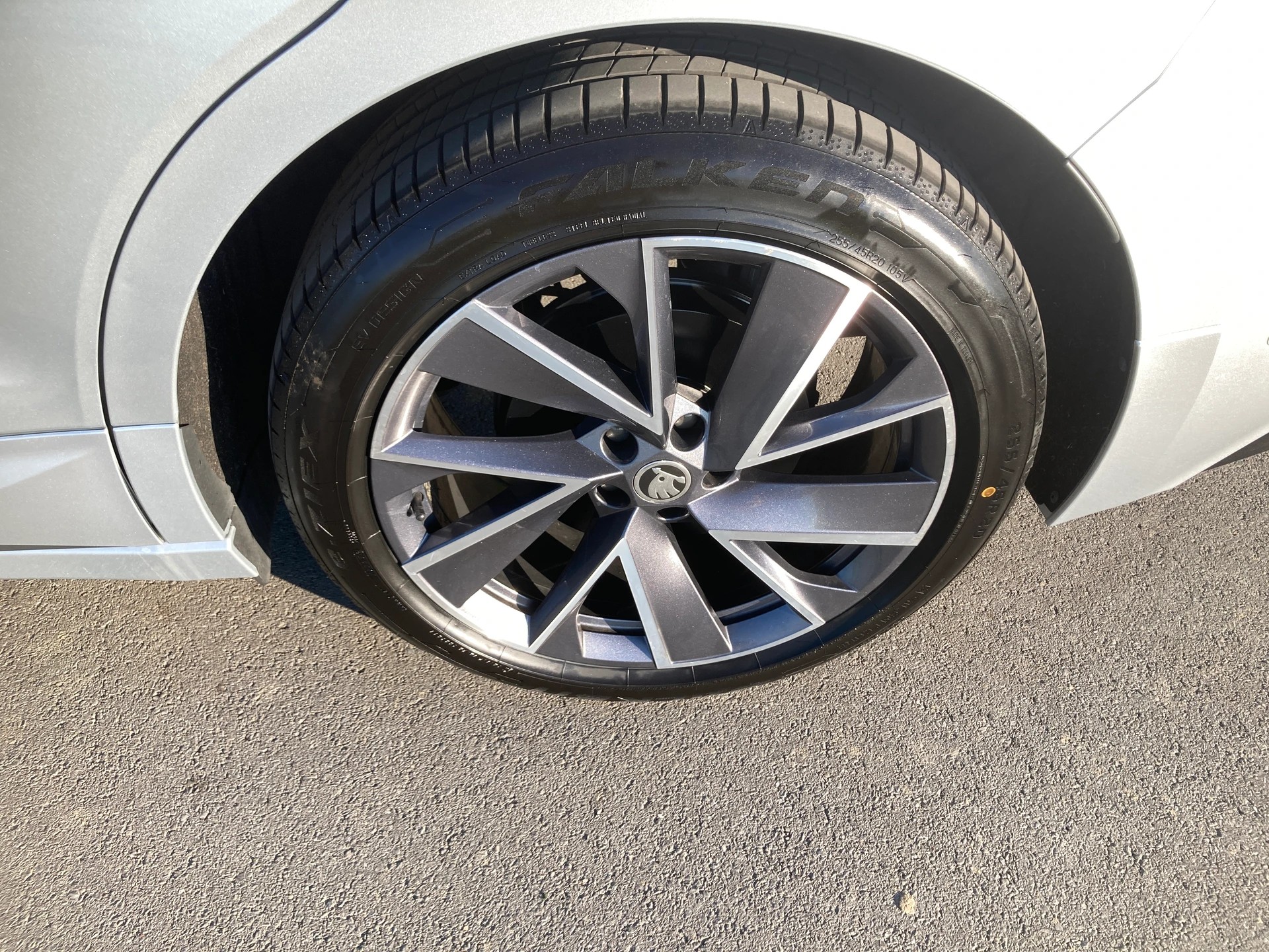 SKODA Enyaq iV 80x SportLine mit Anhängerkupplung-image-8