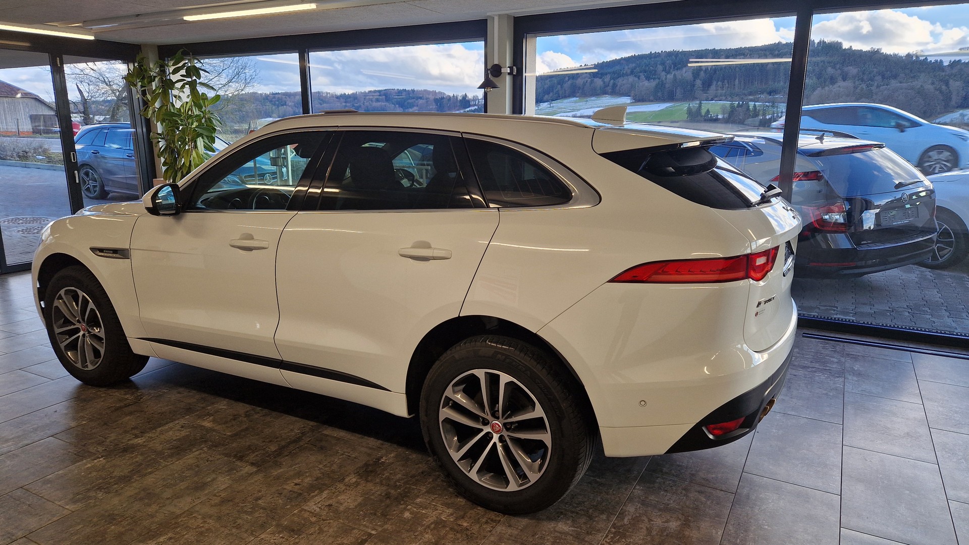 JAGUAR F-Pace 2.0d R-Sport AWD Automatik-image-2