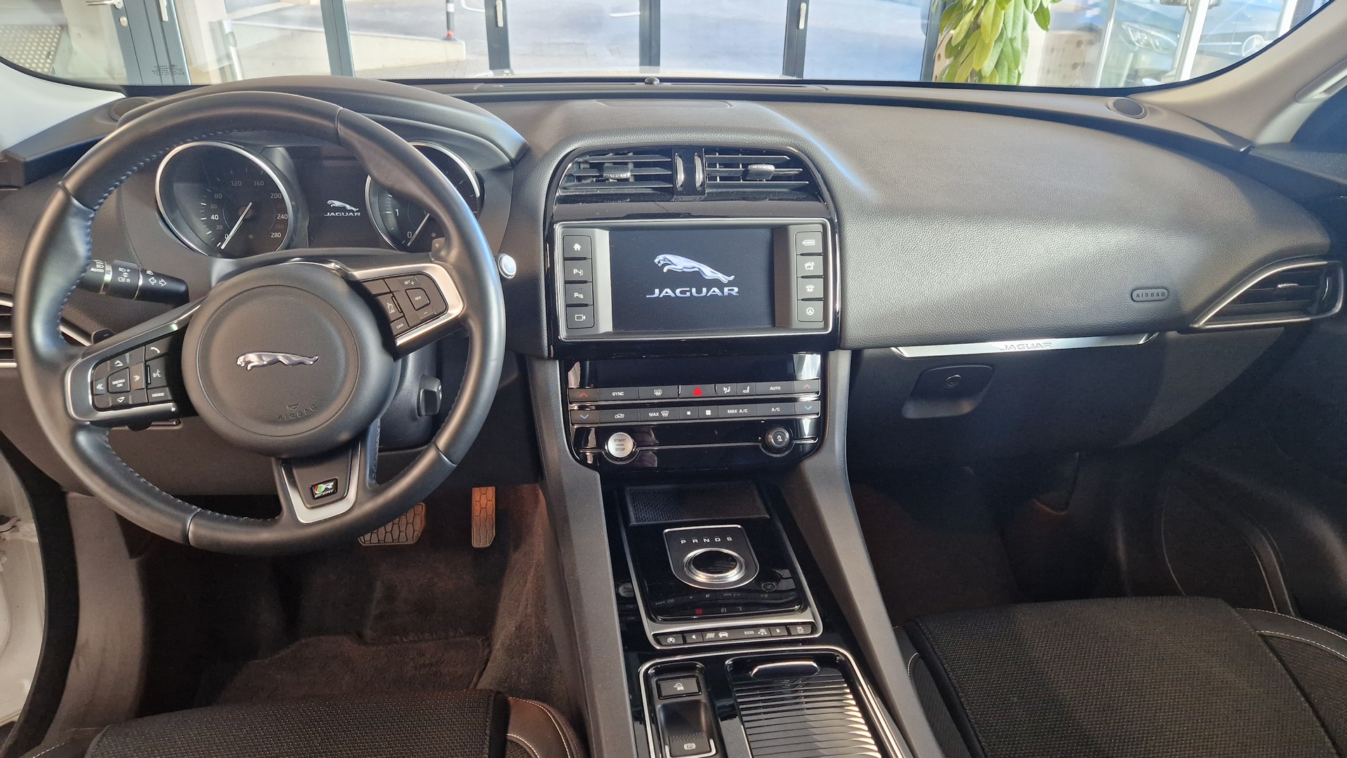 JAGUAR F-Pace 2.0d R-Sport AWD Automatik-image-3
