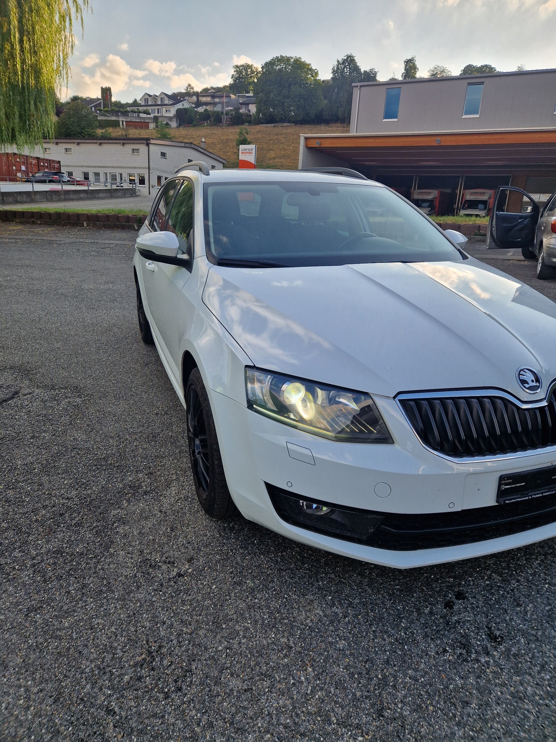 SKODA Octavia Combi 2.0 TDI Swiss Edition 4x4 DSG-image-1