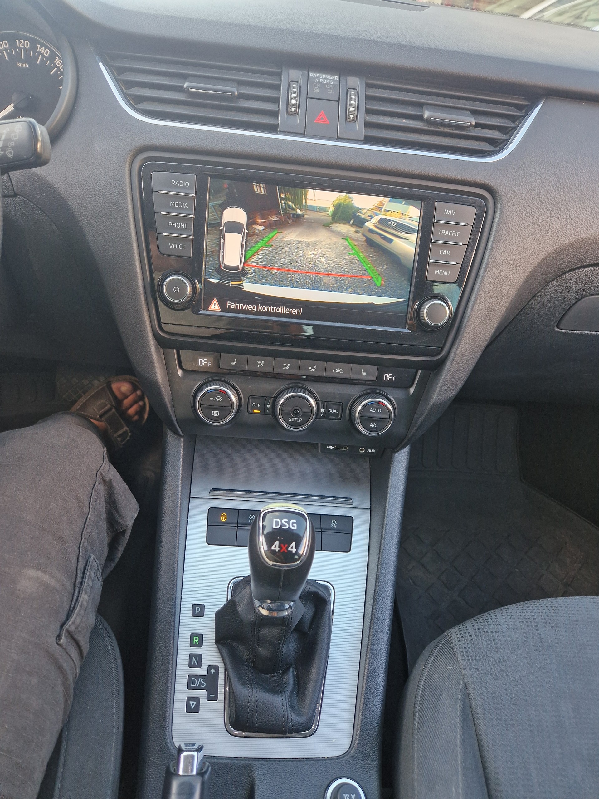 SKODA Octavia Combi 2.0 TDI Swiss Edition 4x4 DSG-image-8