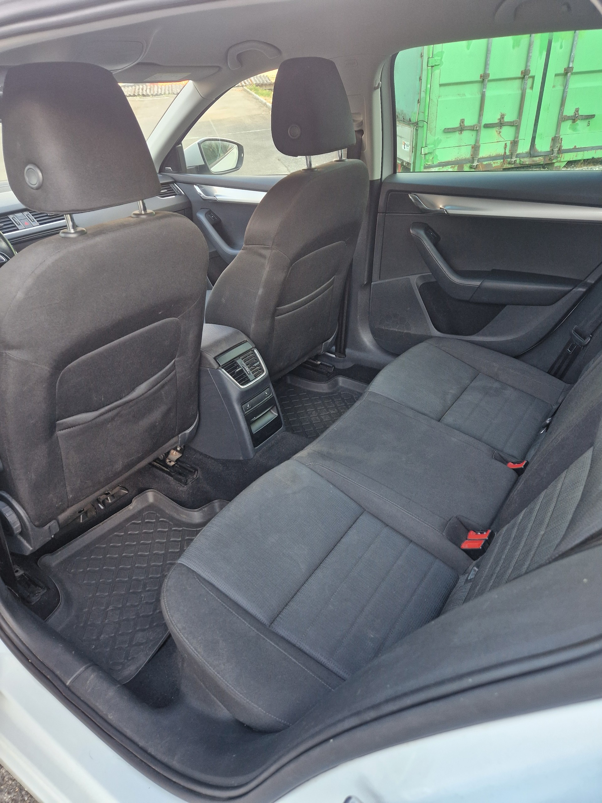 SKODA Octavia Combi 2.0 TDI Swiss Edition 4x4 DSG-image-11
