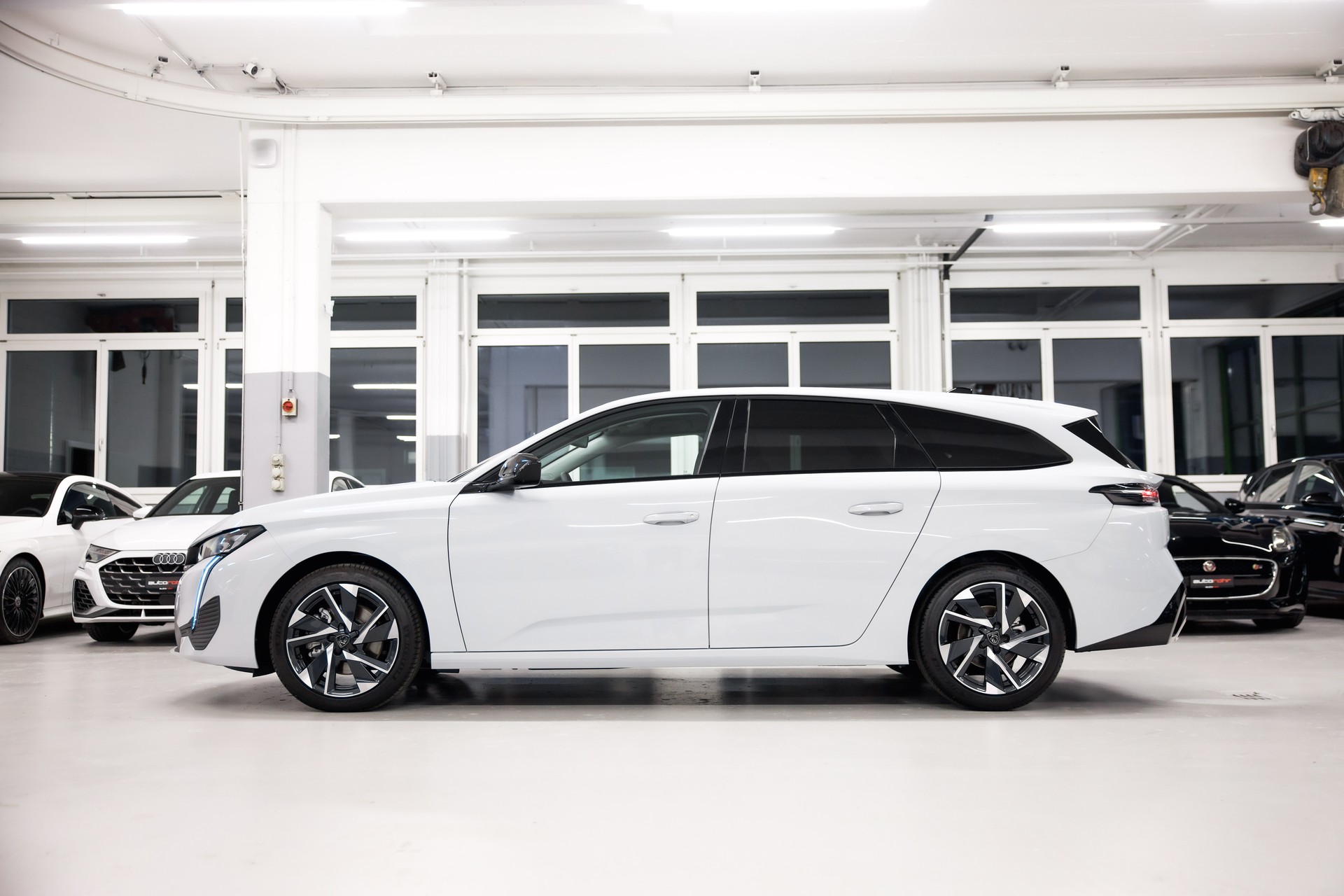 PEUGEOT 308 SW 1.5 BlueHDI Allure EAT8-image-4