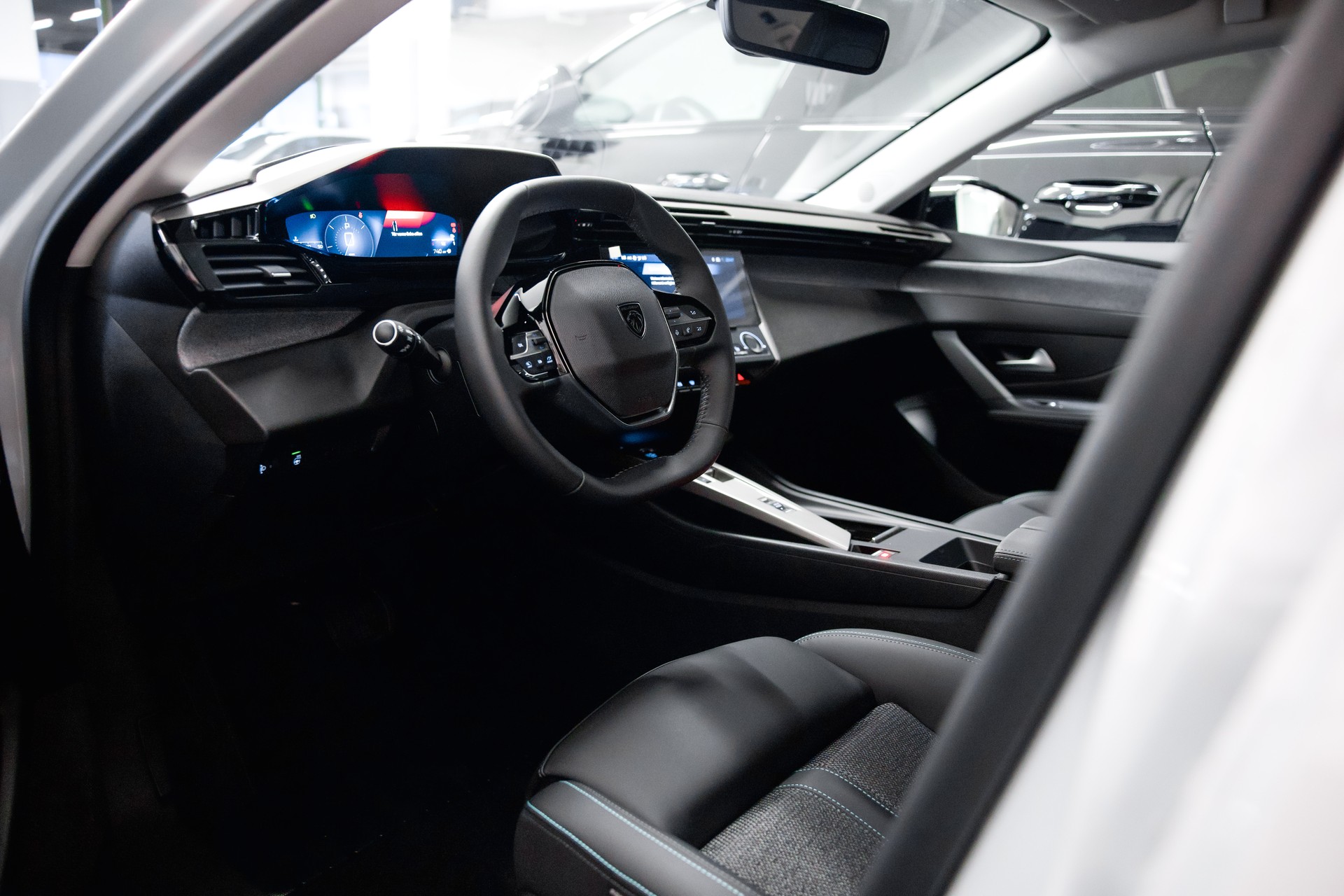 PEUGEOT 308 SW 1.5 BlueHDI Allure EAT8-image-17