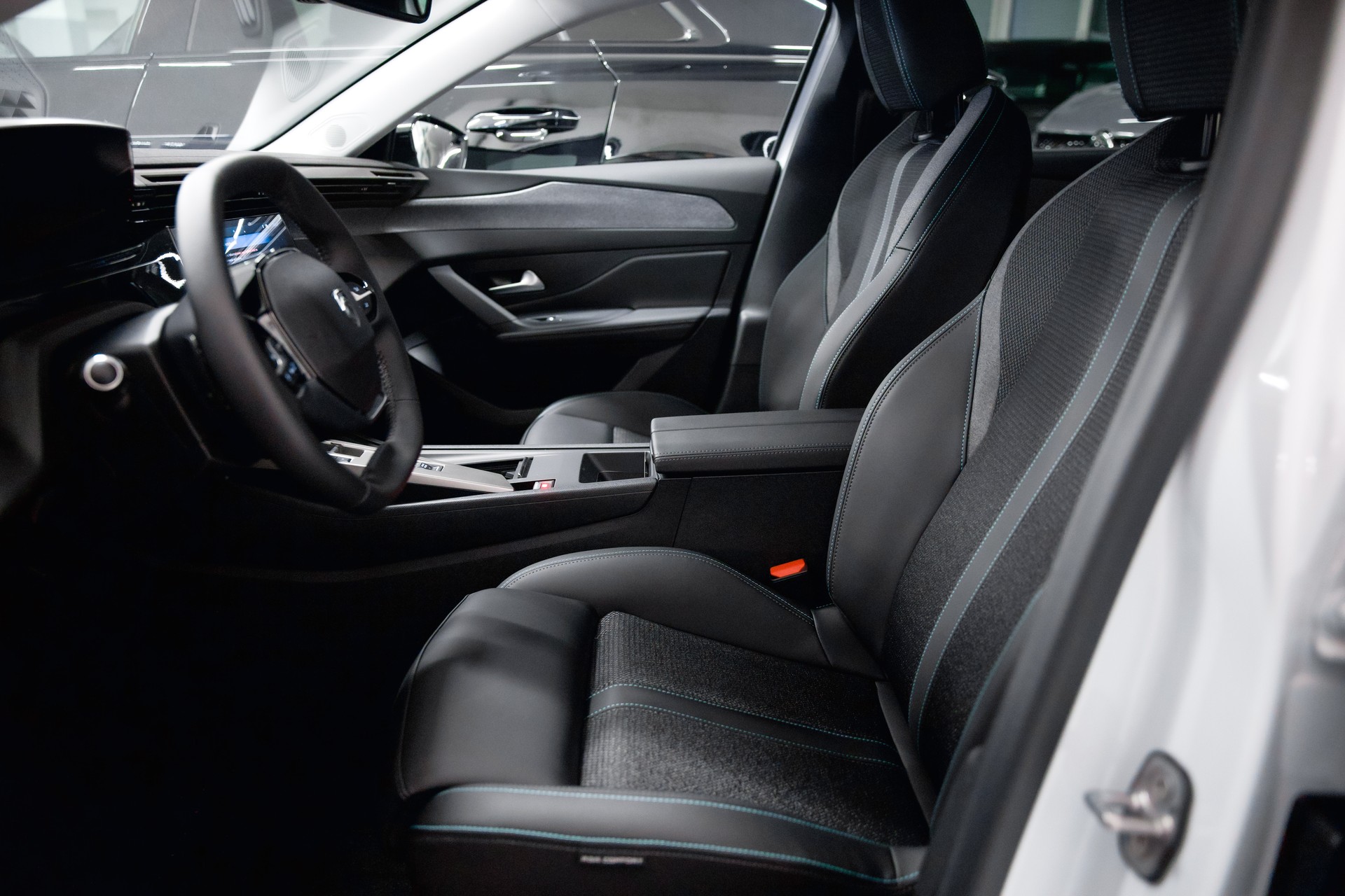 PEUGEOT 308 SW 1.5 BlueHDI Allure EAT8-image-18