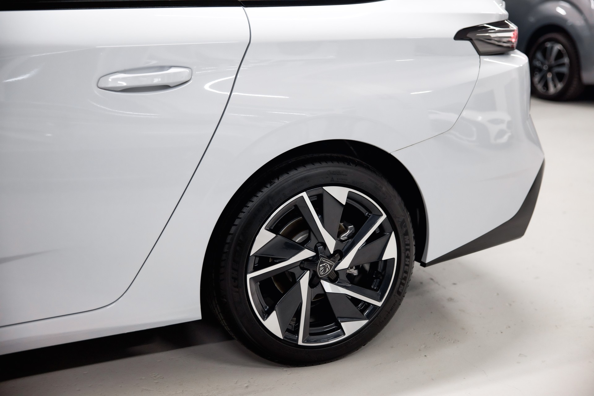 PEUGEOT 308 SW 1.5 BlueHDI Allure EAT8-image-15