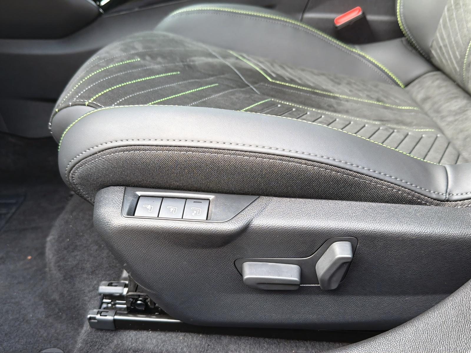 PEUGEOT 208 1.2 Hybrid 145 GT Exclusive-image-16