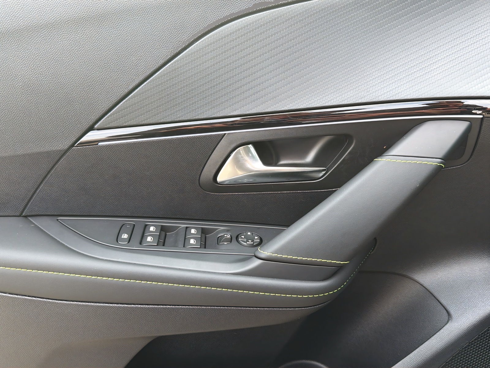 PEUGEOT 208 1.2 Hybrid 145 GT Exclusive-image-17