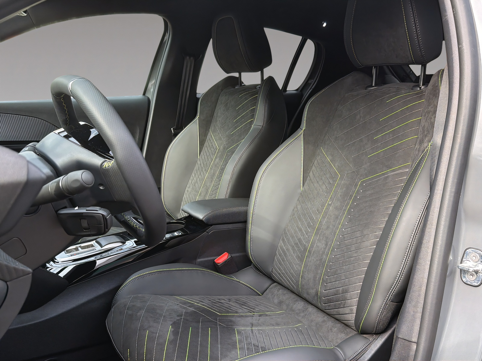 PEUGEOT 208 1.2 Hybrid 145 GT Exclusive-image-5