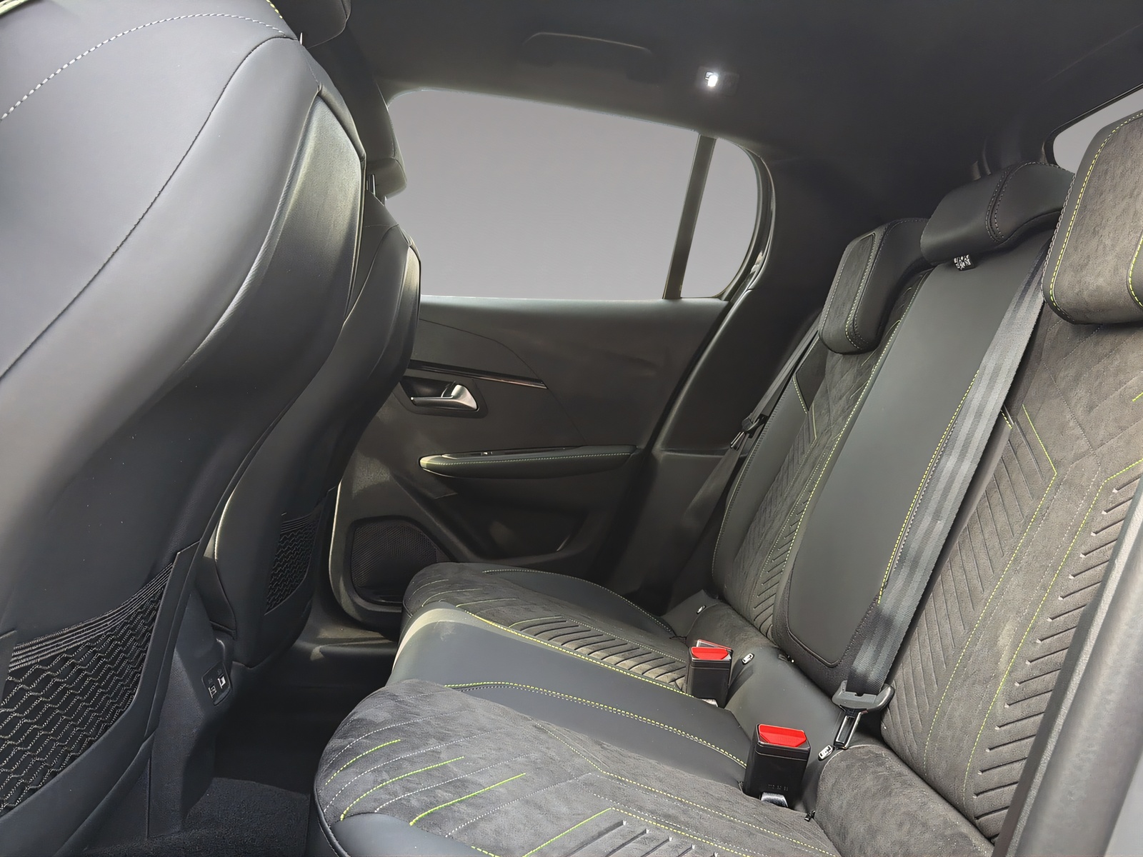 PEUGEOT 208 1.2 Hybrid 145 GT Exclusive-image-18