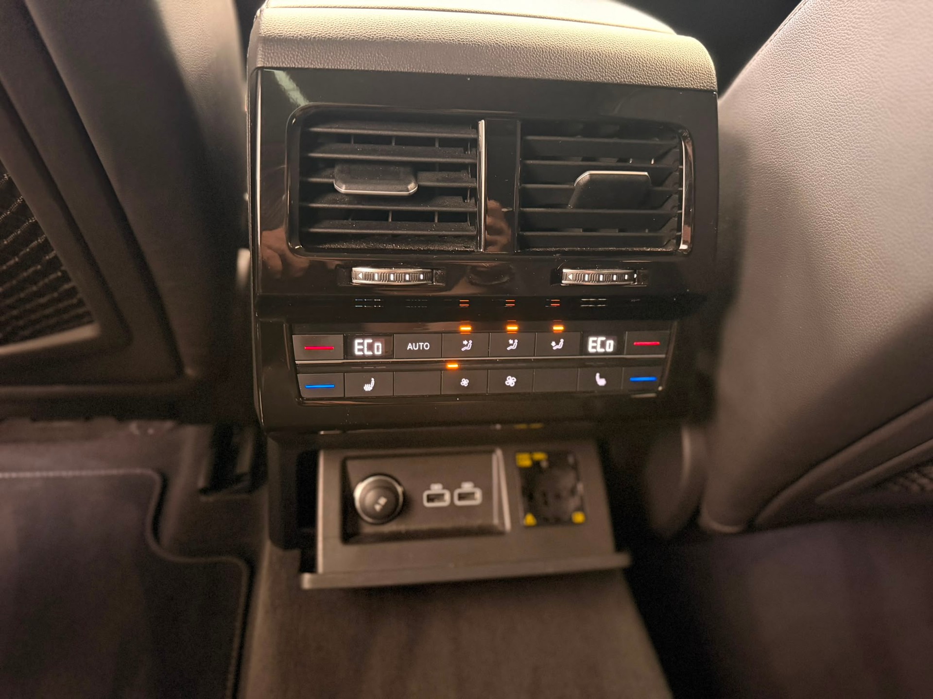 VW Touareg 3.0 TDI R Line Tiptronic-image-14