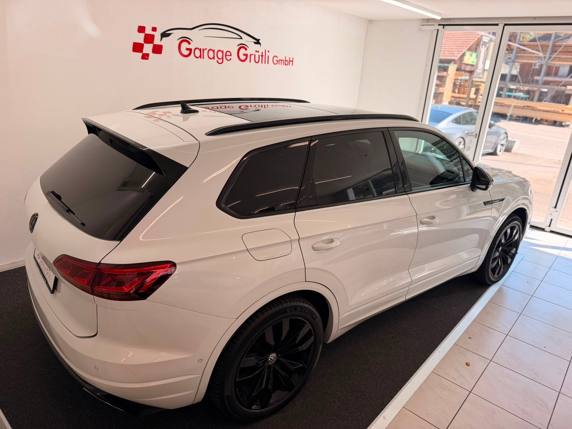VW Touareg 3.0 TDI R Line Tiptronic-image-3