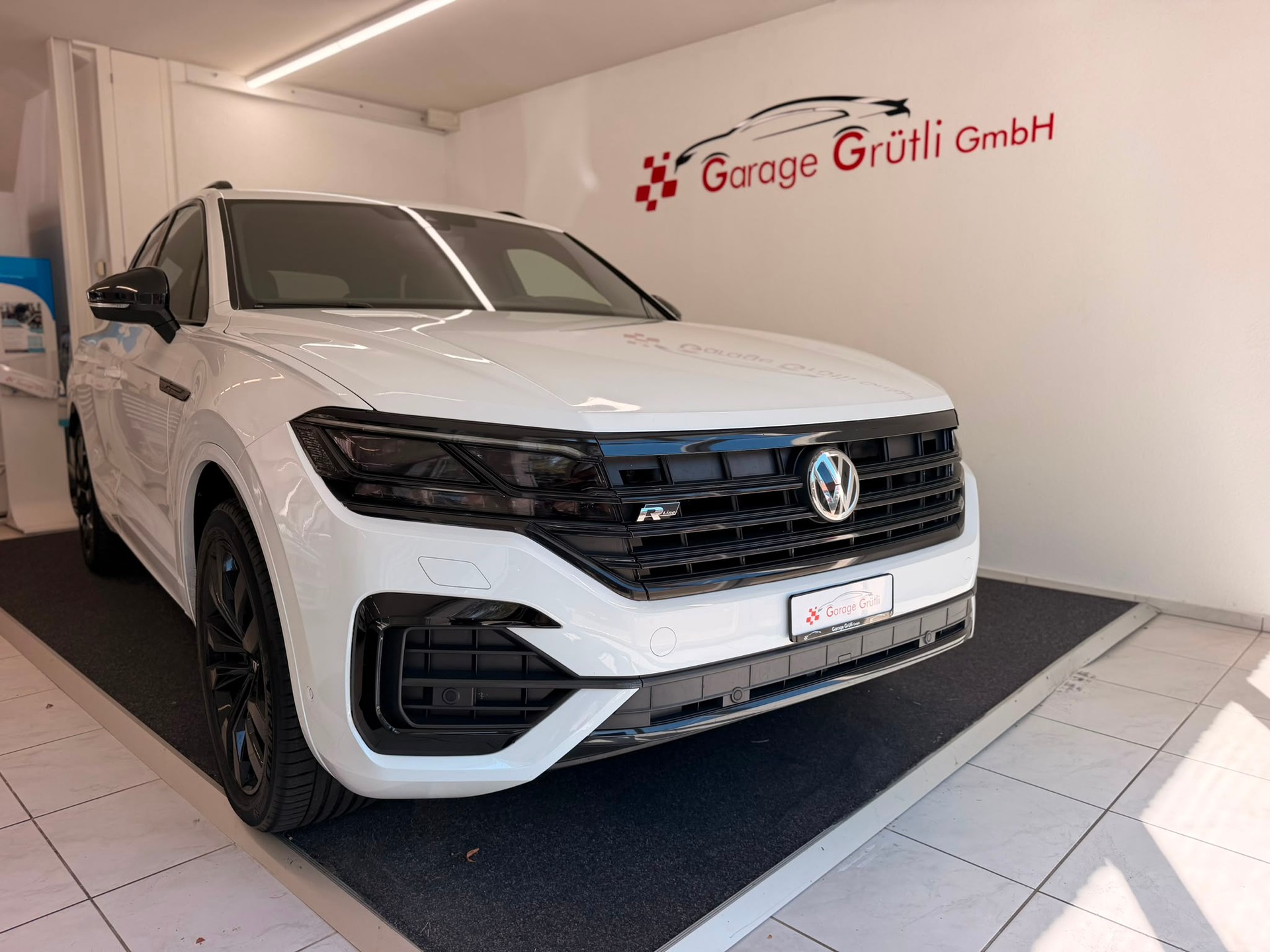 VW Touareg 3.0 TDI R Line Tiptronic-image-0