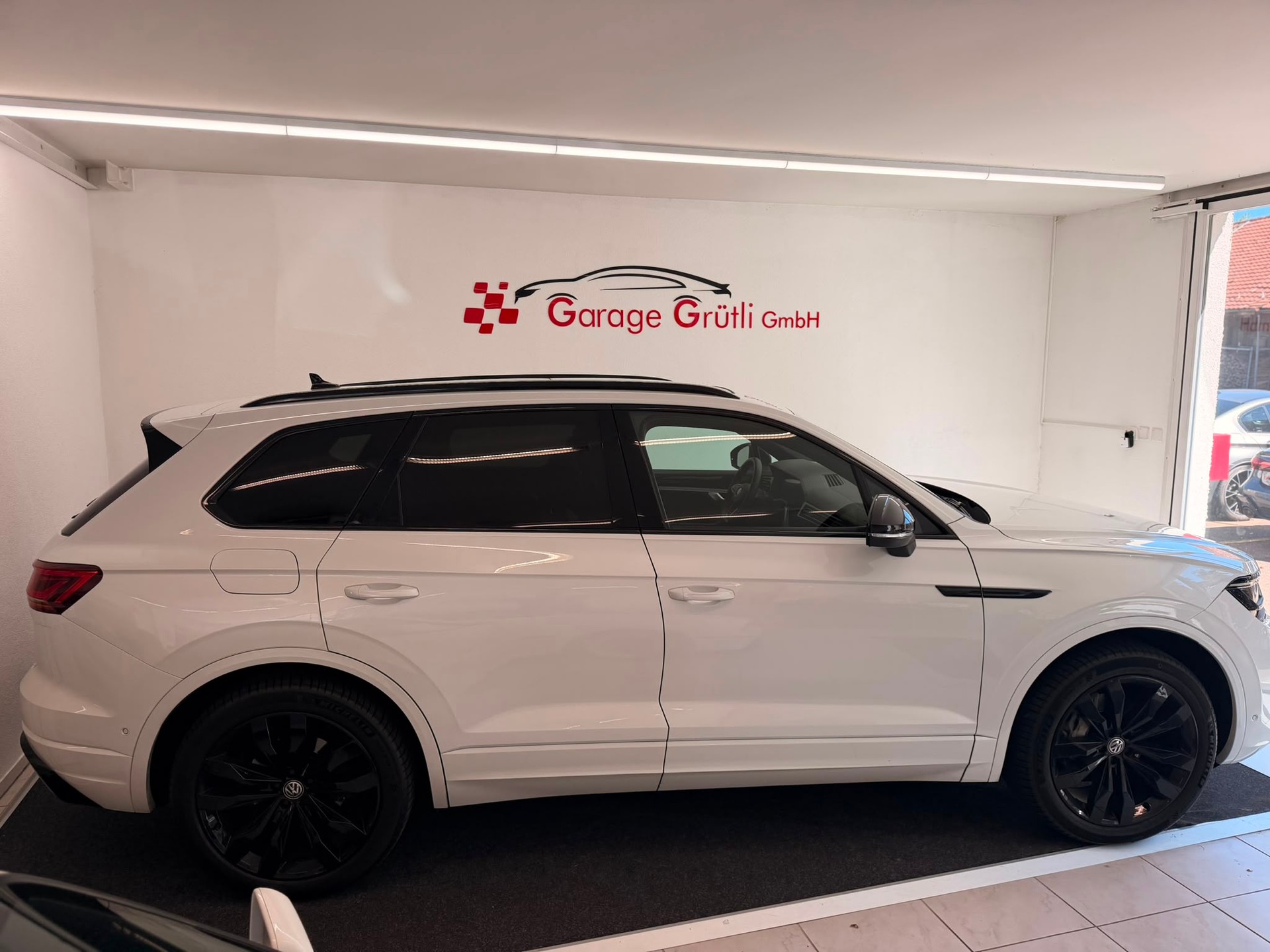 VW Touareg 3.0 TDI R Line Tiptronic-image-2