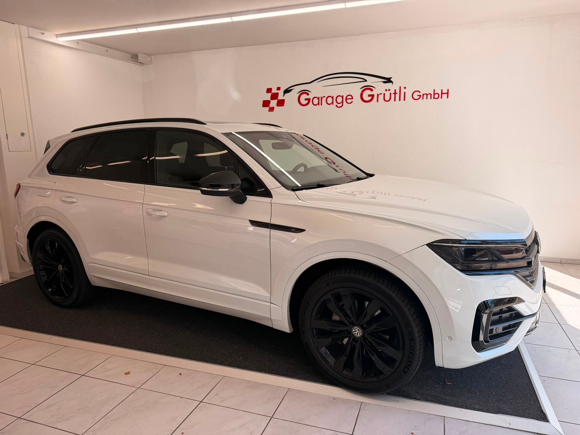 VW Touareg 3.0 TDI R Line Tiptronic-image-1