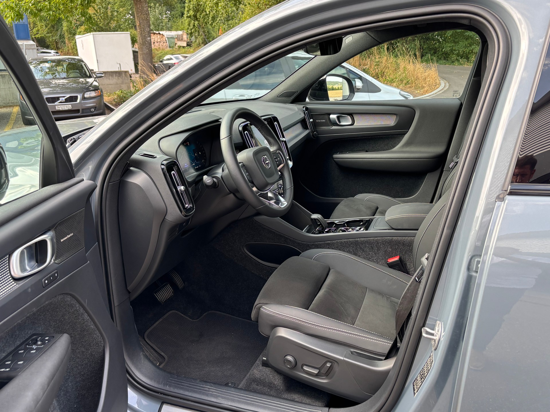 VOLVO XC40 2.0 B5 MH Ultimate Dark AWD-image-2