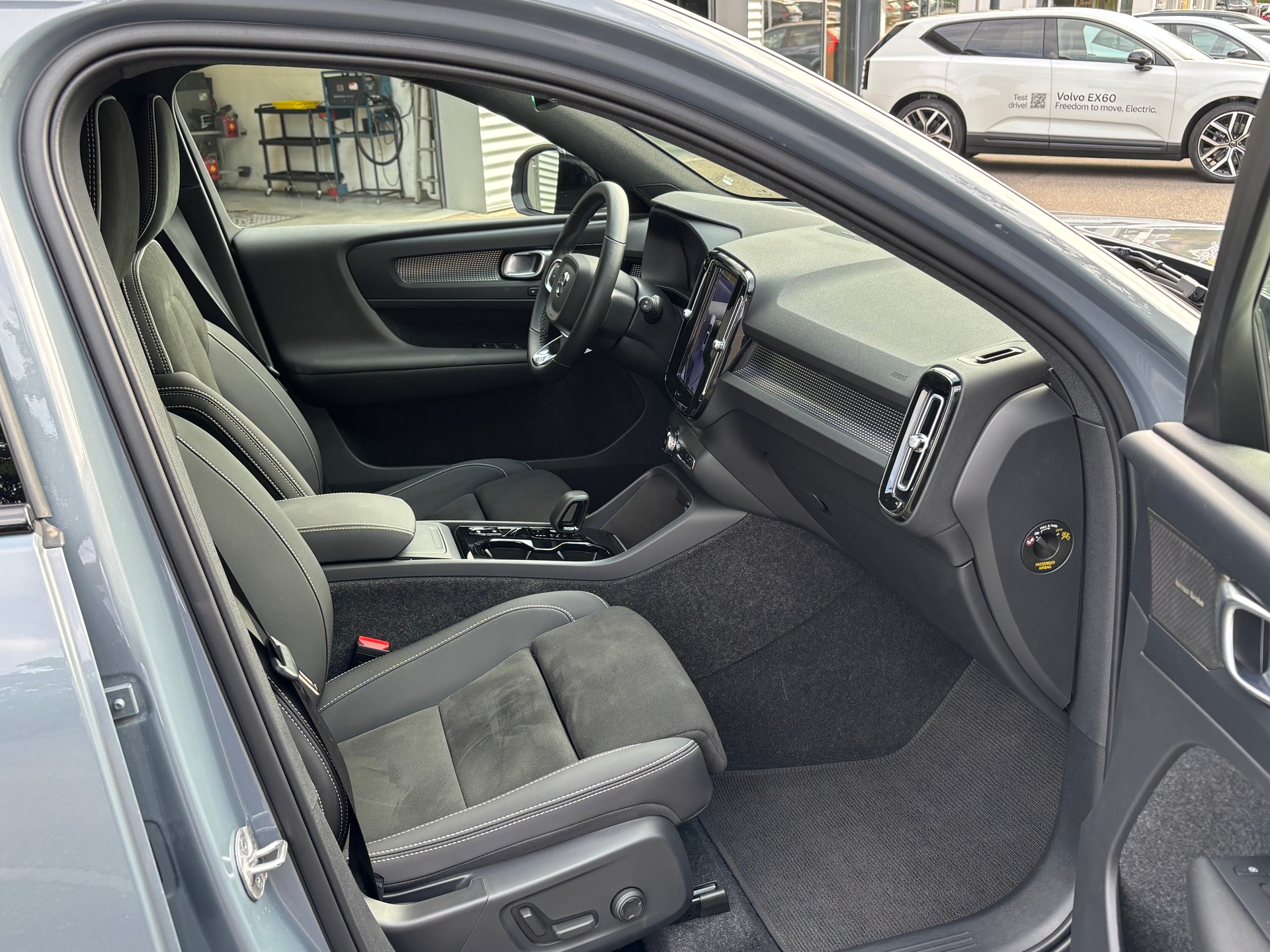VOLVO XC40 2.0 B5 MH Ultimate Dark AWD-image-6