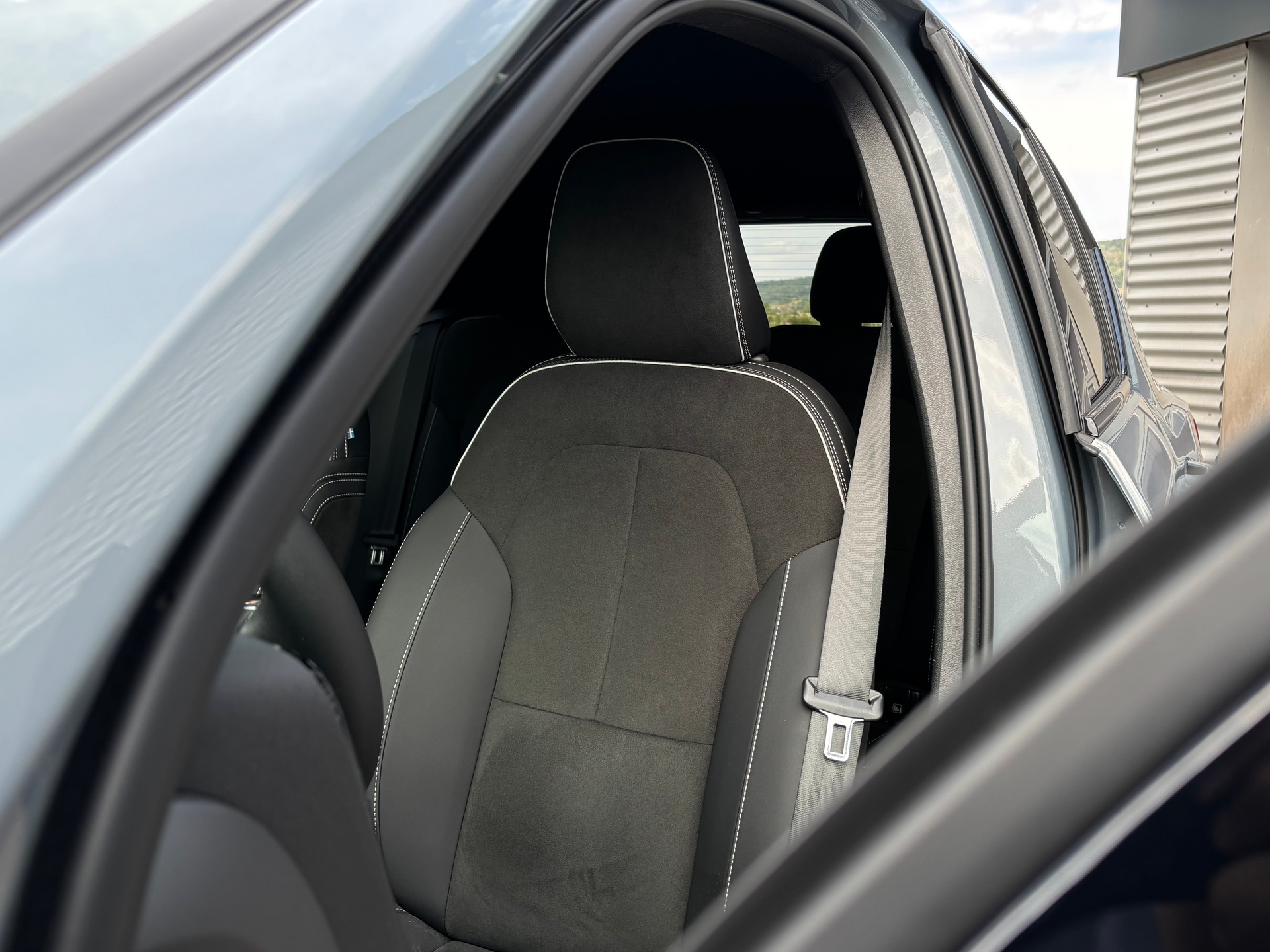 VOLVO XC40 2.0 B5 MH Ultimate Dark AWD-image-3