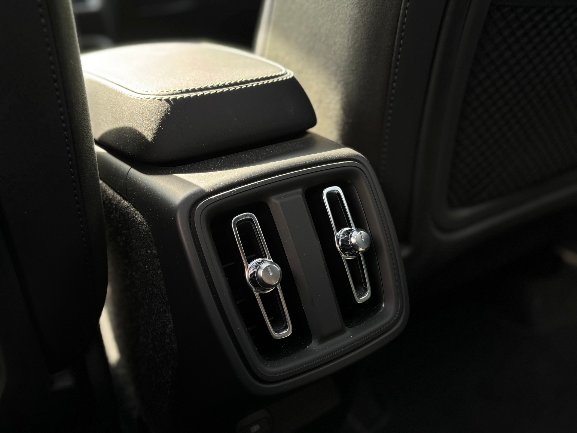 VOLVO XC40 2.0 B5 MH Ultimate Dark AWD-image-12