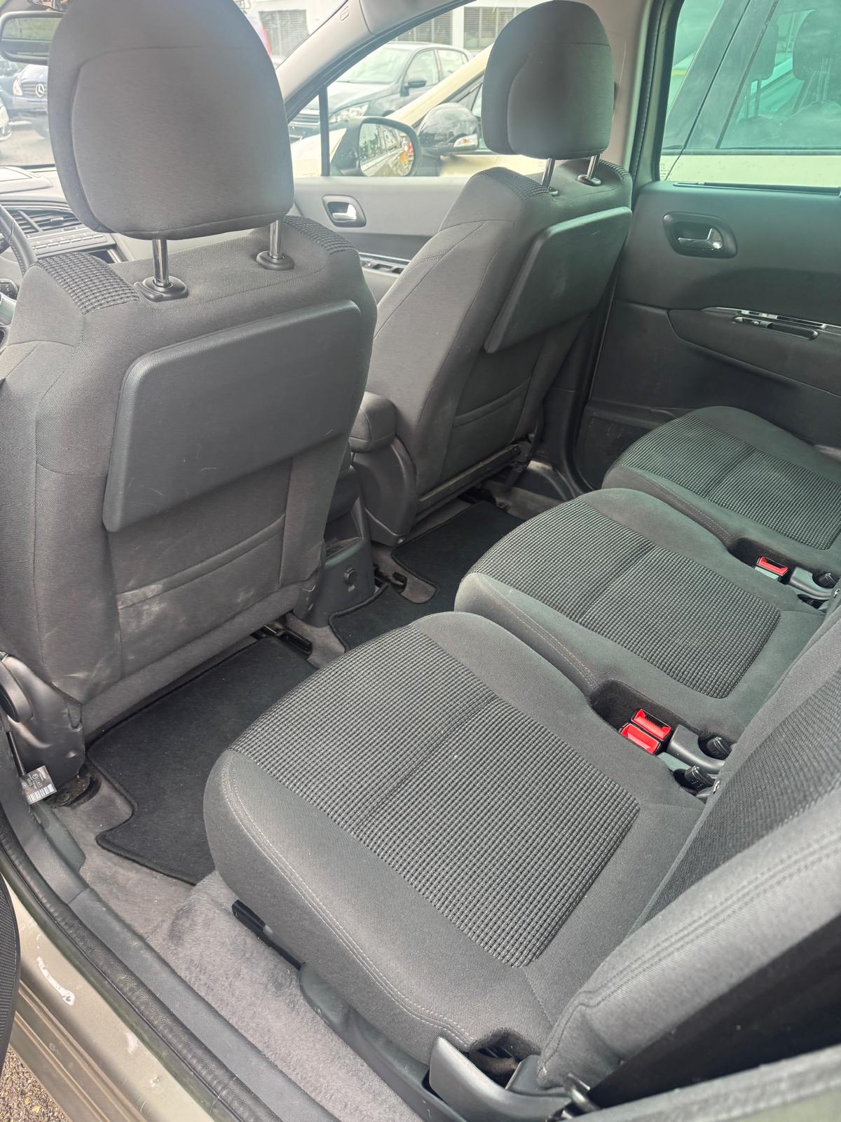 PEUGEOT 5008 2.0 HDI Allure Automatic-image-5