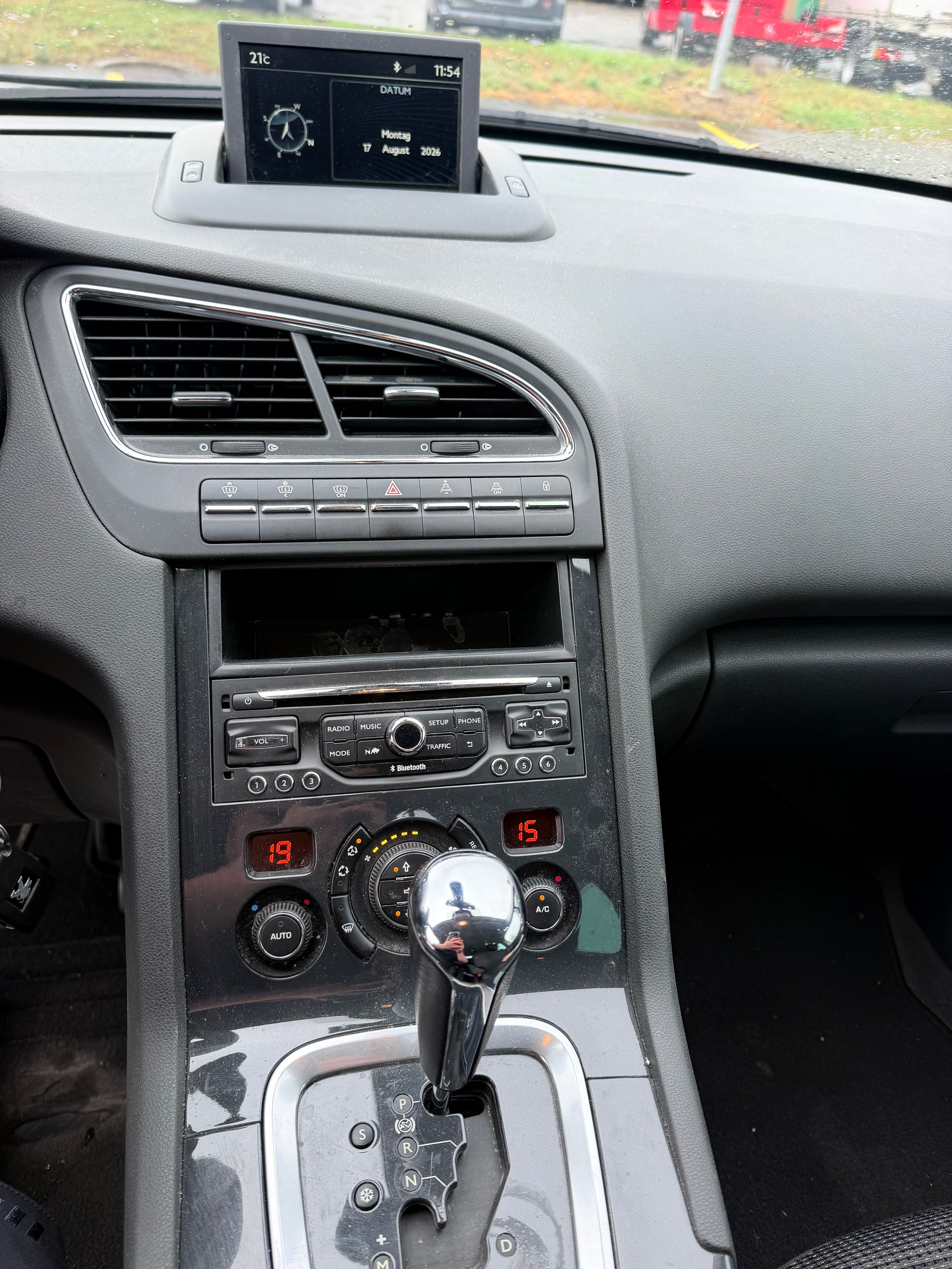 PEUGEOT 5008 2.0 HDI Allure Automatic-image-8