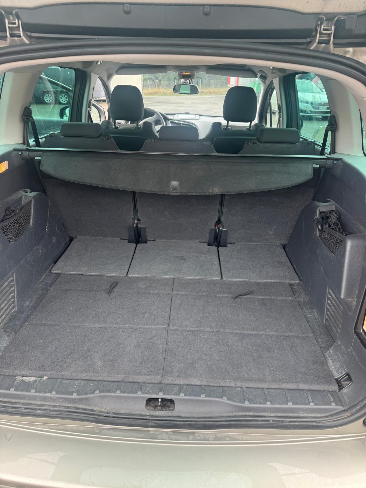 PEUGEOT 5008 2.0 HDI Allure Automatic-image-7