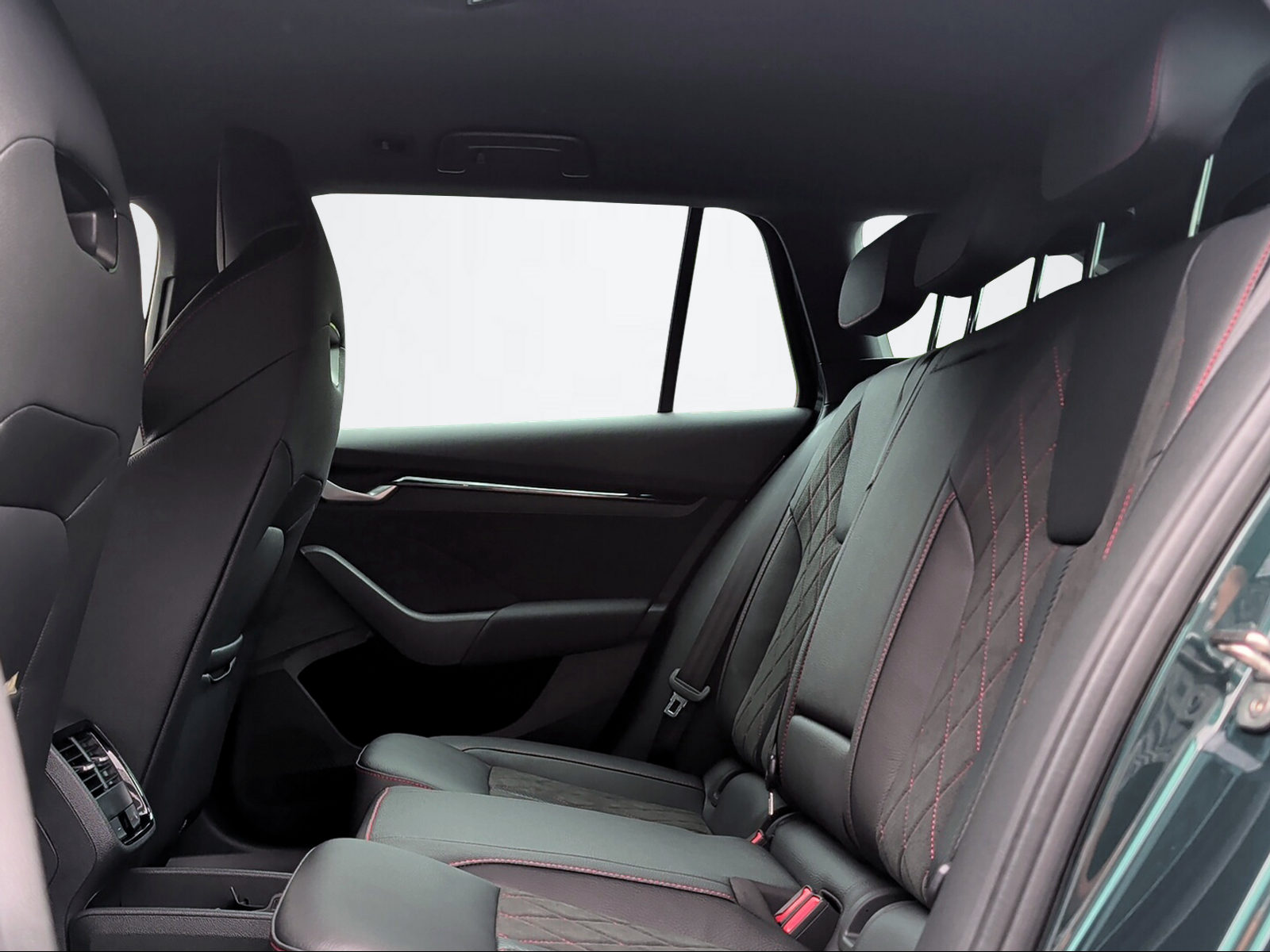 SKODA Oct. RS 30 2.0 TSI 265PS 7DSG 2000ccm 265PS/195kW 4 Zylinder TSI Benzin-image-8
