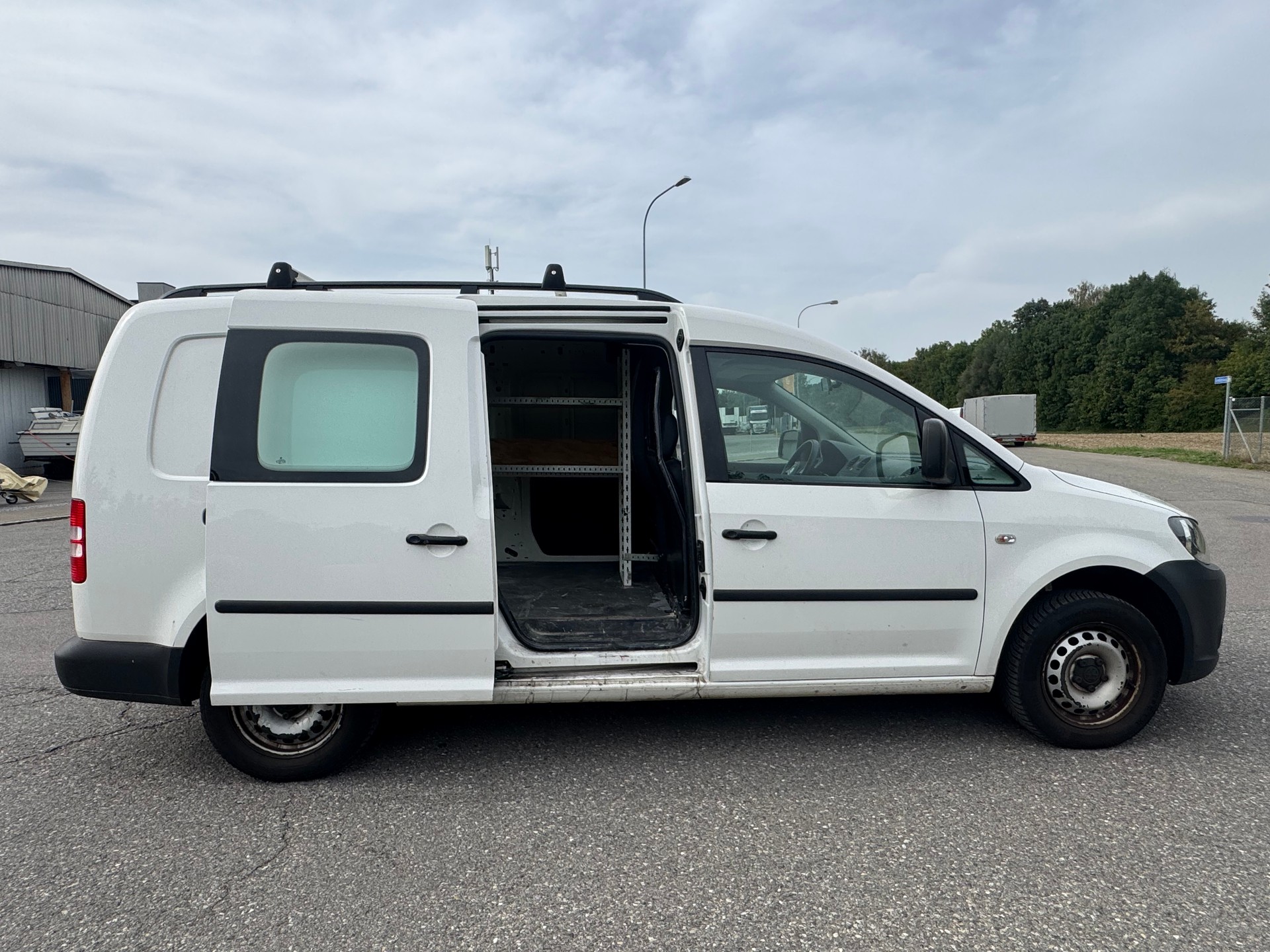 VW Caddy Maxi 1.6 TDI Blue Motion Technology-image-9