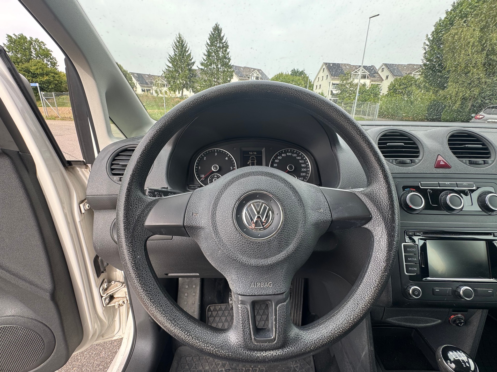 VW Caddy Maxi 1.6 TDI Blue Motion Technology-image-12